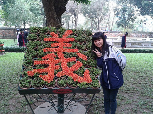 Hà Thị Hoàng Oanh tạo dáng tại Văn Miếu Quốc Tử Giám