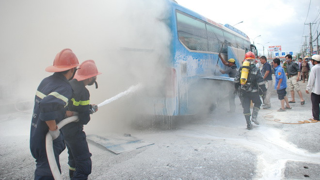 Lực lượng phòng cháy chữa cháy dập lửa - Ảnh: Mậu Trường (Tuổi Trẻ)