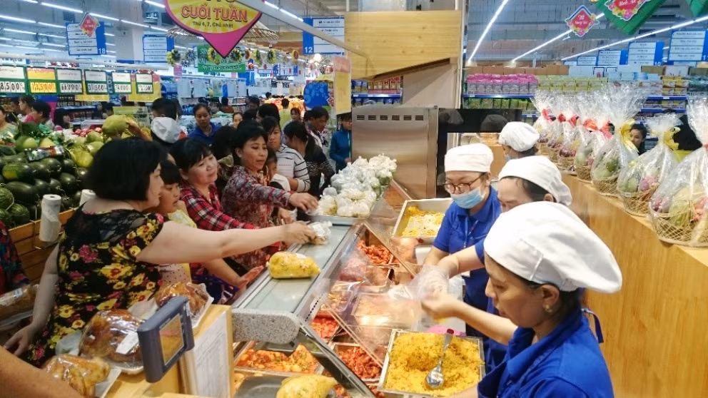 Rau quả ở chợ truyền thống TPHCM 'ế ẩm' trước bão ảnh 10