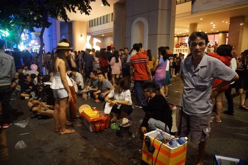 Rủ nhau xem pháo hoa, bị dân buôn... chém đẹp ảnh 3