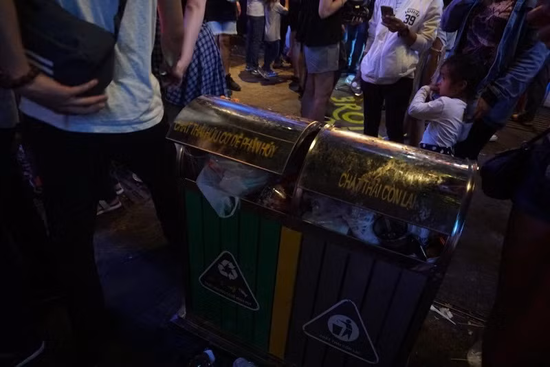 Rủ nhau xem pháo hoa, bị dân buôn... chém đẹp ảnh 8