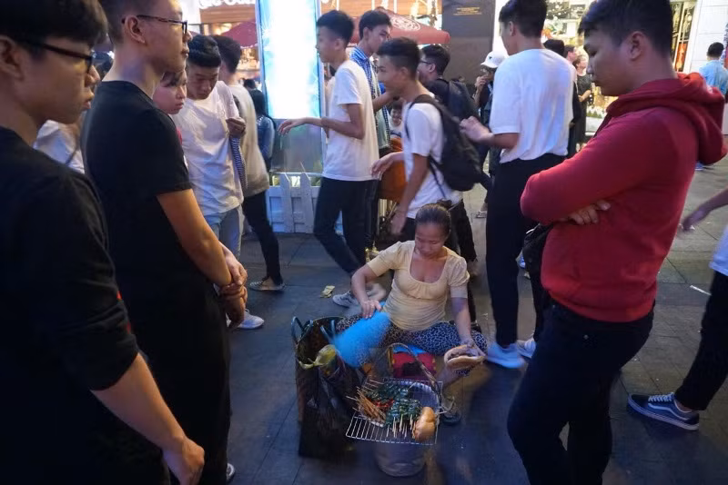 Rủ nhau xem pháo hoa, bị dân buôn... chém đẹp ảnh 6