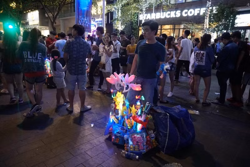 Rủ nhau xem pháo hoa, bị dân buôn... chém đẹp ảnh 2