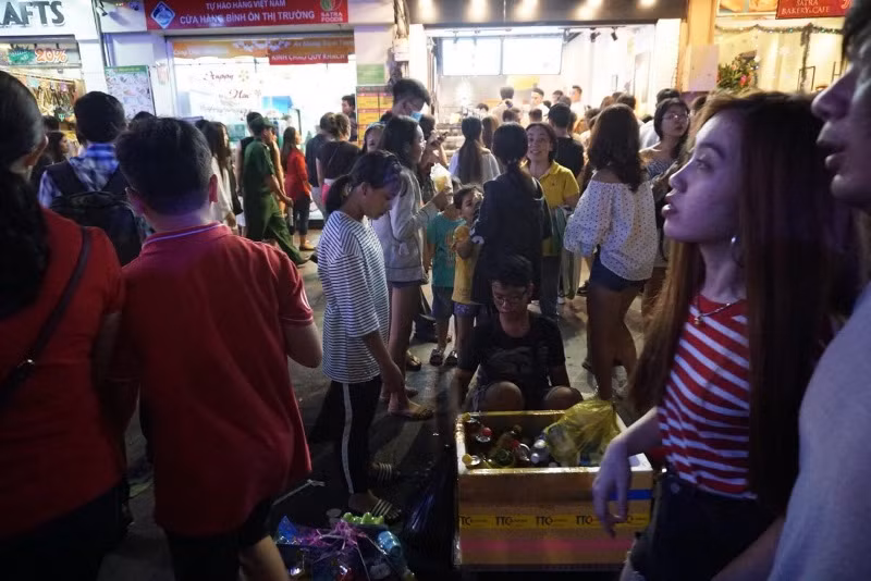 Rủ nhau xem pháo hoa, bị dân buôn... chém đẹp ảnh 4