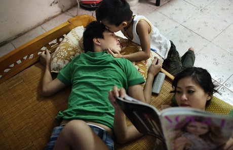 Bảo Quỳnh (trái) và cậu con trai của người bạn đời. Trịnh Hiền (phải) trước đây đã từng kết hôn và có một cậu con trai. Ba người họ cùng sống với nhau đã được hơn 4 năm