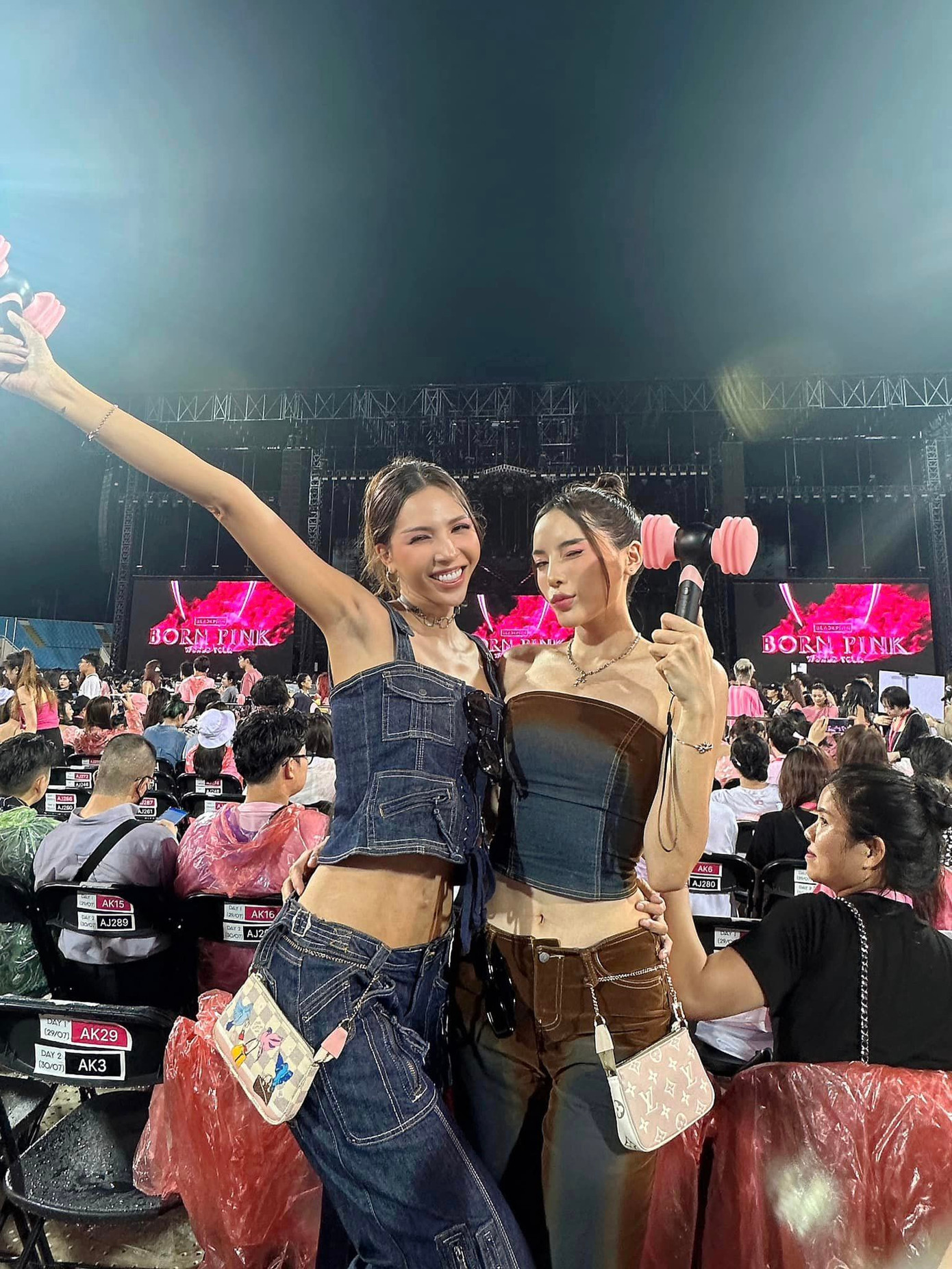 Hoa hậu Kỳ Duyên, người mẫu Minh Triệu phấn khích với show diễn.