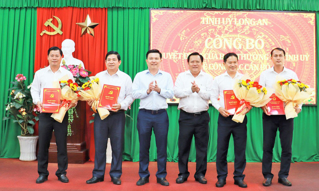 Phó Bí thư Thường trực Tỉnh ủy, Trưởng đoàn đại biểu Quốc hội tỉnh - Nguyễn Thanh Hải và Phó Chủ tịch UBND tỉnh - Huỳnh Văn Sơn trao quyết định và tặng hoa chúc mừng các cán bộ được điều động, bổ nhiệm