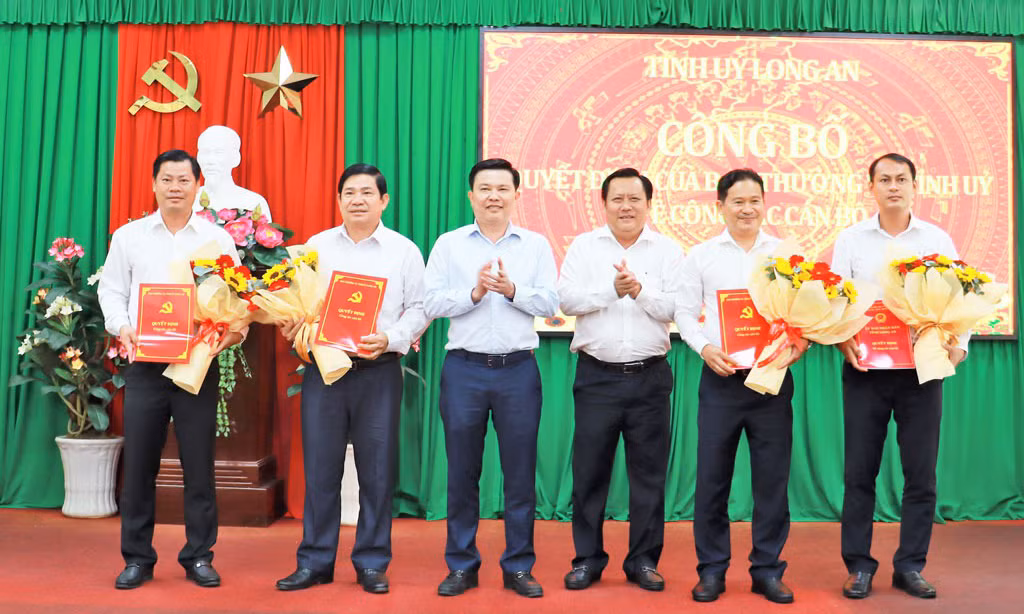Phó Bí thư Thường trực Tỉnh ủy, Trưởng đoàn đại biểu Quốc hội tỉnh - Nguyễn Thanh Hải và Phó Chủ tịch UBND tỉnh - Huỳnh Văn Sơn trao quyết định và tặng hoa chúc mừng các cán bộ được điều động, bổ nhiệm
