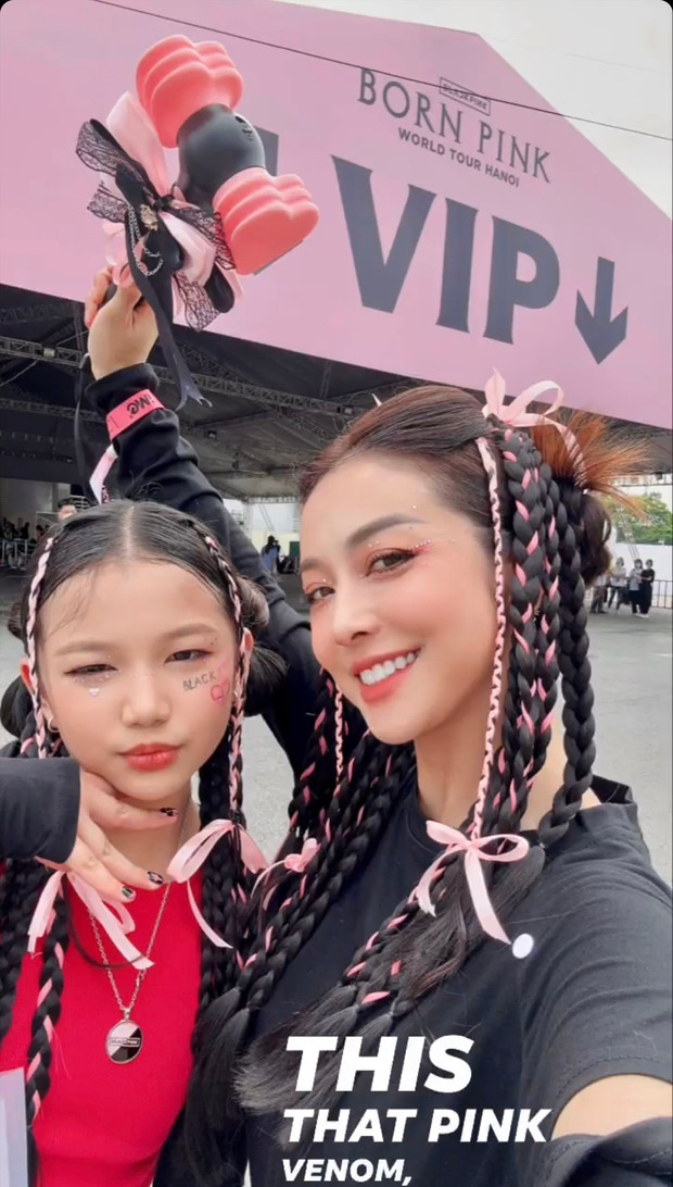 Hoa hậu Jennifer Phạm và con gái ăn mặc, làm tóc đồng điệu khi đến với đêm thứ 2 của show diễn.