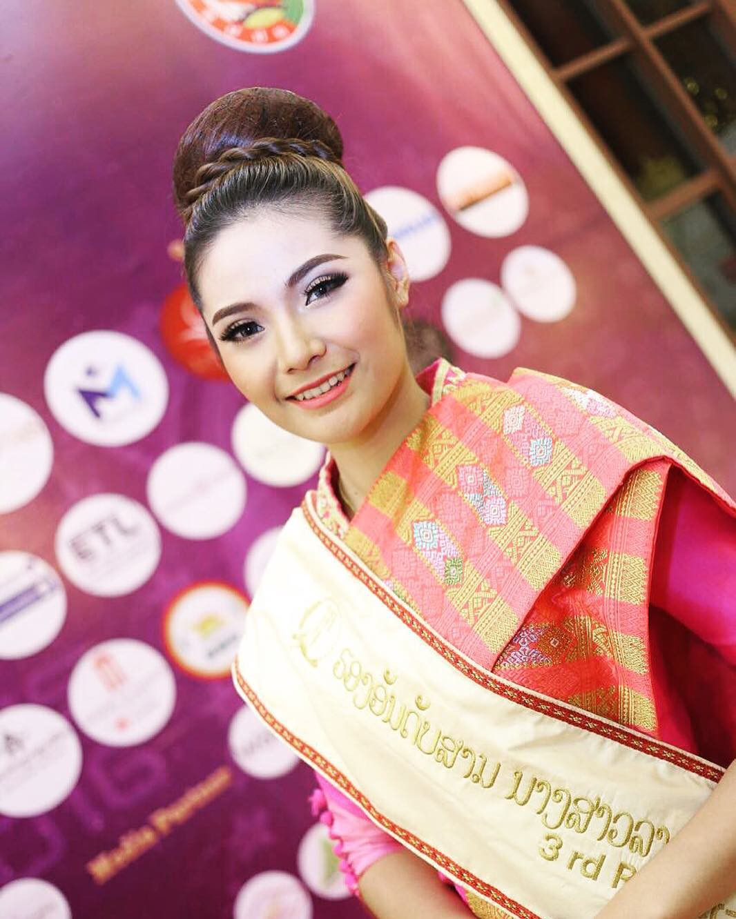 Nhan sắc của Phetmany Philakhong không được đánh giá cao trên các diễn đàn sắc đẹp. Nhiều người cho rằng gương mặt của cô dừng lại ở mức dễ thương, không có điểm gì nổi bật.