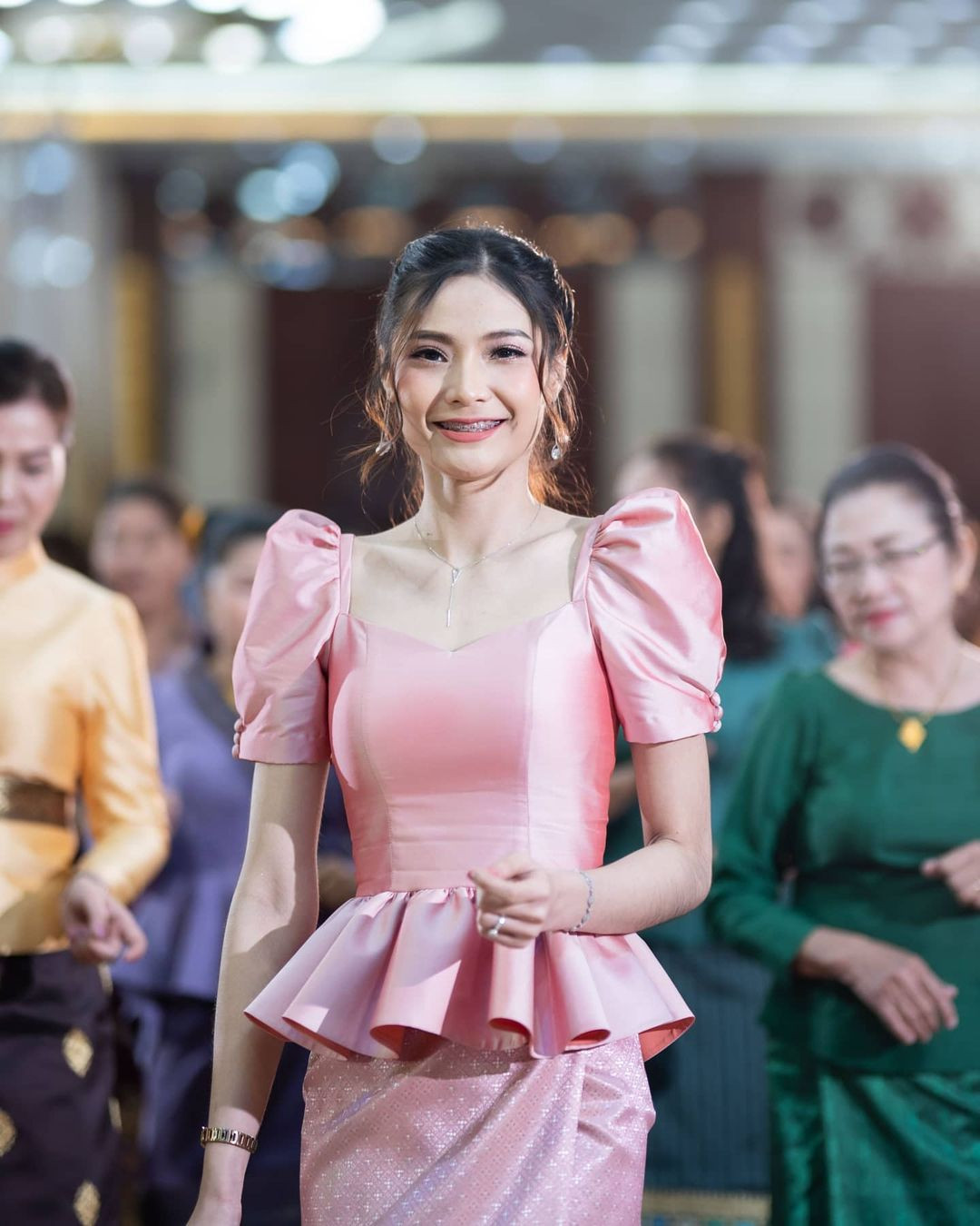 Người đẹp cũng từng niềng răng để có nụ cười rạng rỡ.