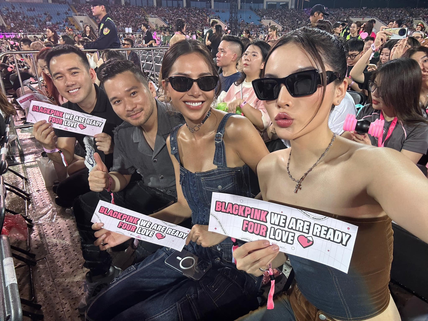 Hoa hậu Kỳ Duyên, người mẫu Minh Triệu phấn khích với show diễn.