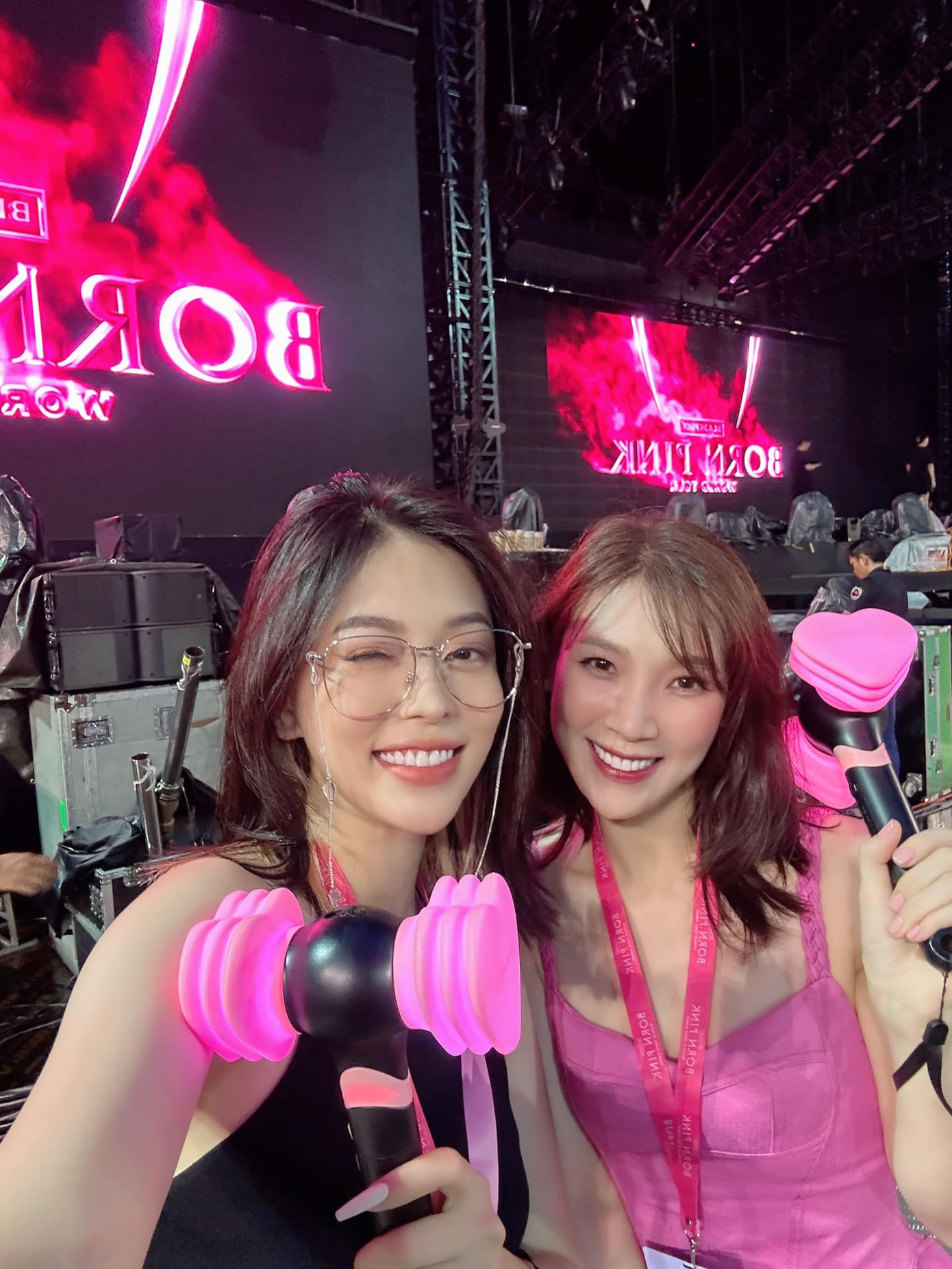 Hoa hậu Phí Linh và Á hậu Phương Nga diện trang phục đen - hồng đi xem show.