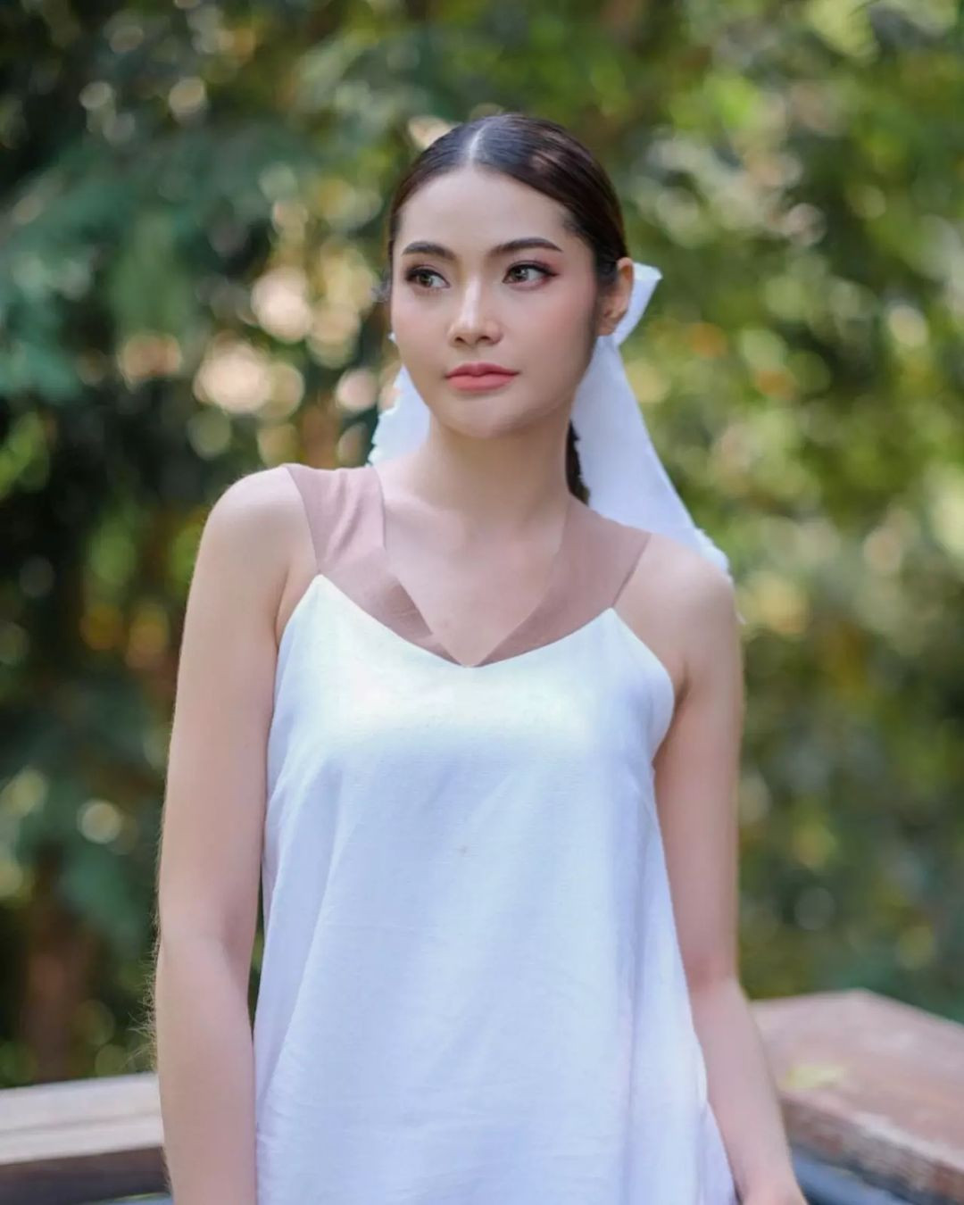 Nhiều khán giả nhận xét gương mặt Phetmany Philakhong có nhiều nét giống Engfa Wahara - Á hậu 1 Hoa hậu Hòa bình Quốc tế 2022. Tuy vậy, Engfa được cho là sở hữu nhiều nét nổi bật, ấn tượng hơn người đẹp Lào.