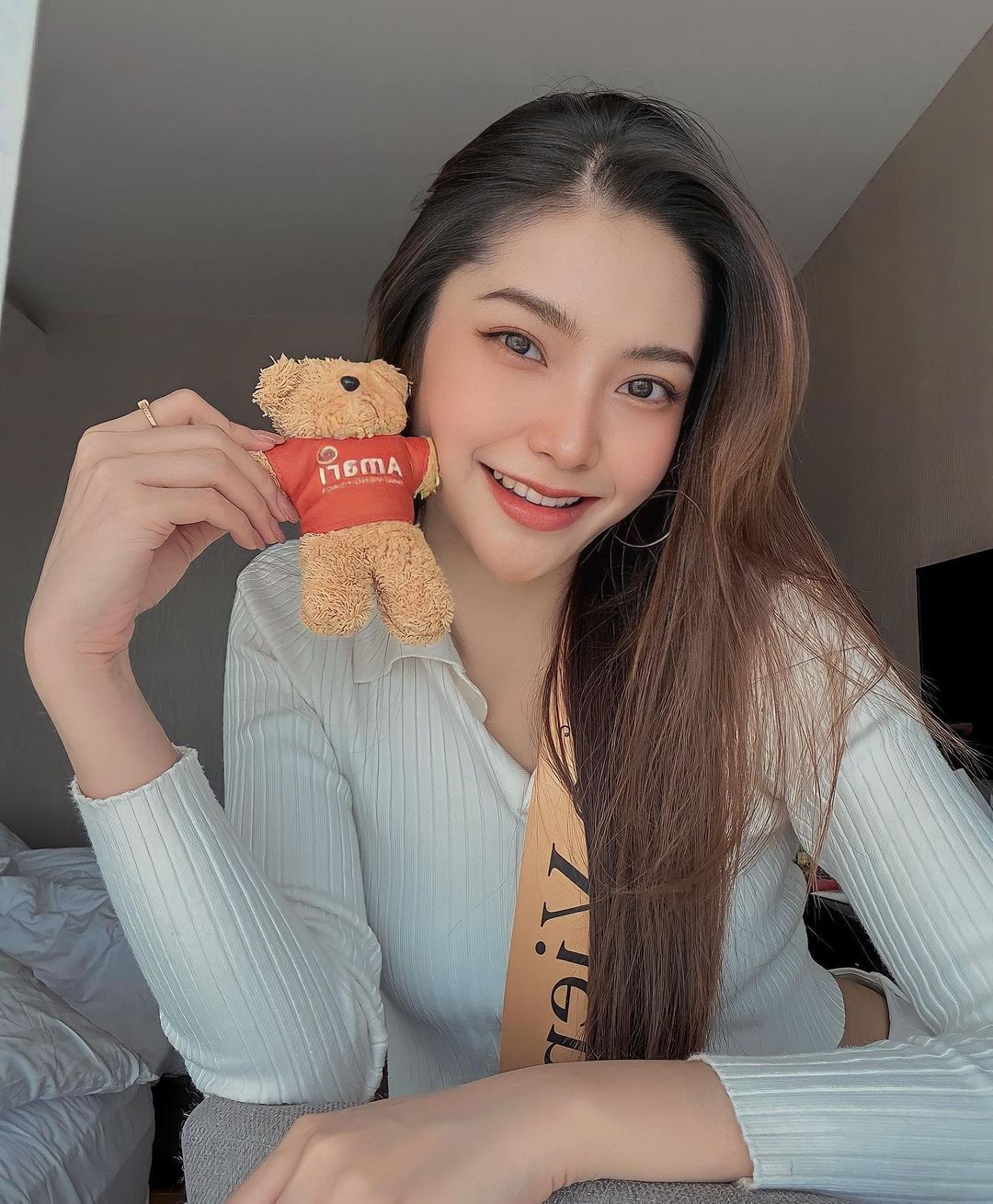 Sau 8 năm mới quay trở lại đường đua nhan sắc, Phetmany Philakhong được đánh giá cao về nhan sắc, kỹ năng.