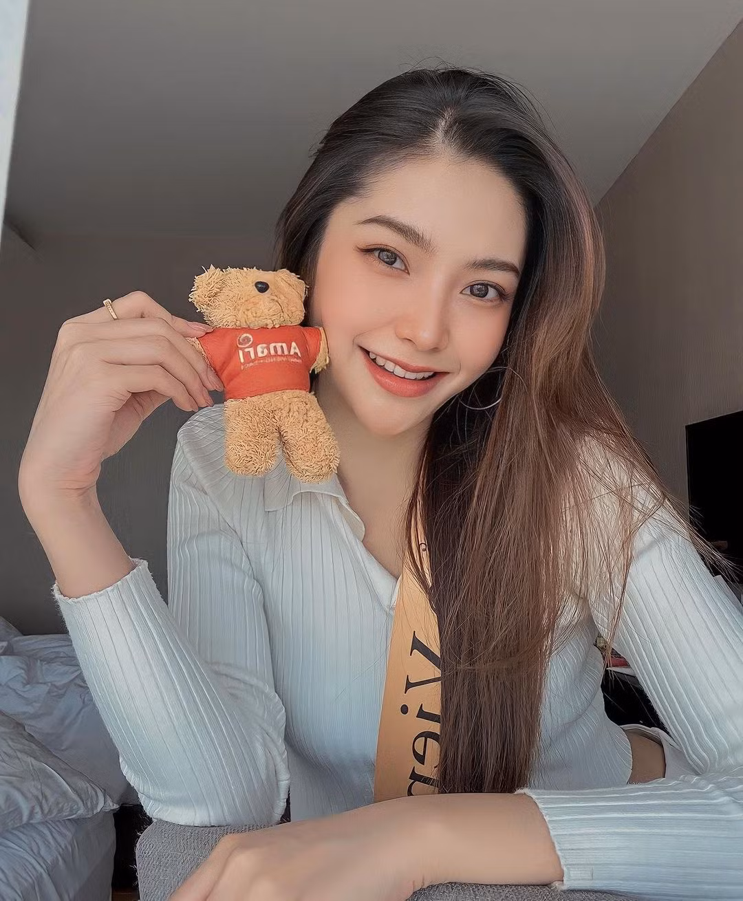 Sau 8 năm mới quay trở lại đường đua nhan sắc, Phetmany Philakhong được đánh giá cao về nhan sắc, kỹ năng.