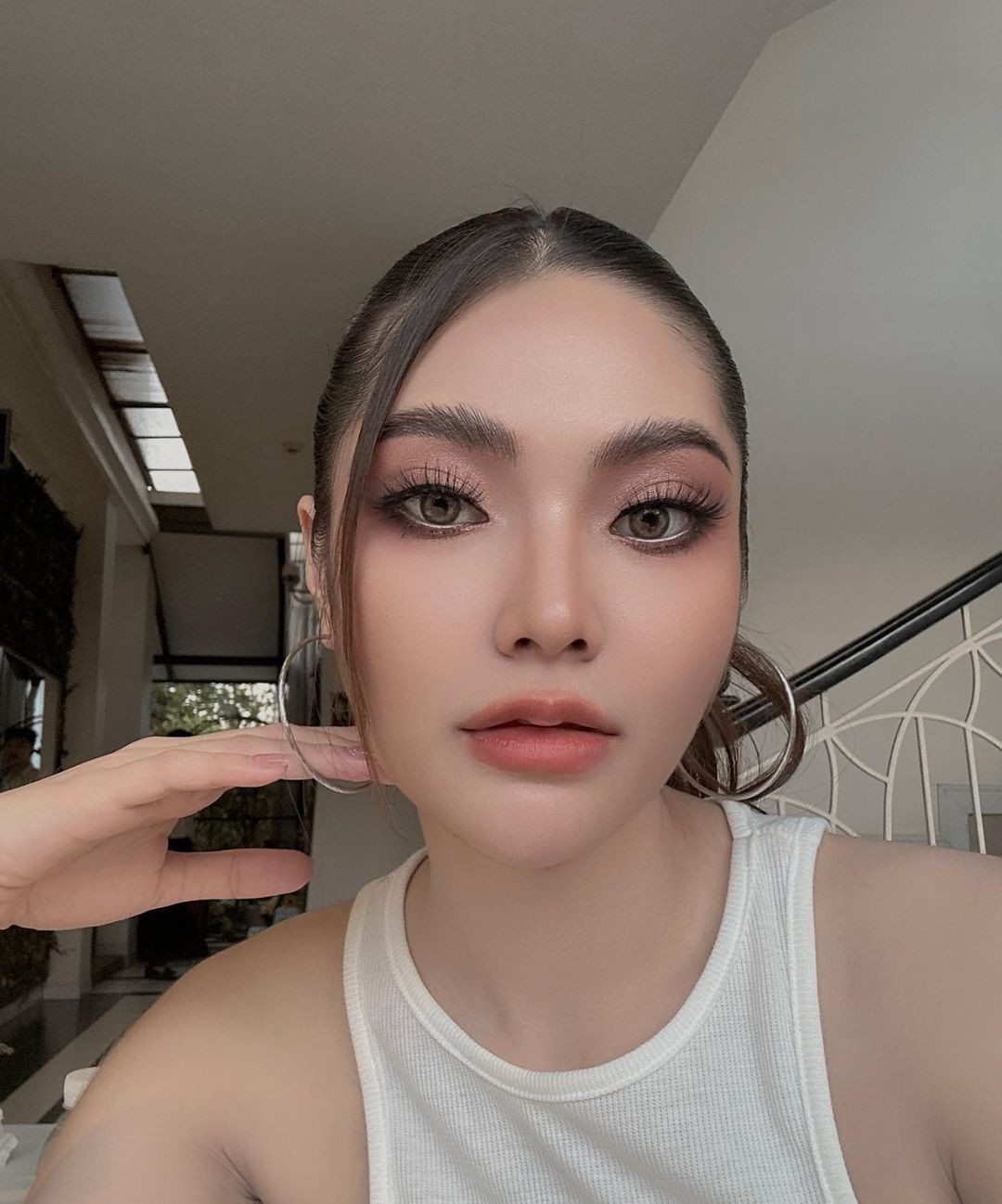 Phetmany Philakhong đến từ Viêng Chăn, 27 tuổi. Cô tốt nghiệp Học viện Kinh tế và Tài chính, công việc hiện tại là nhân viên ngân hàng.