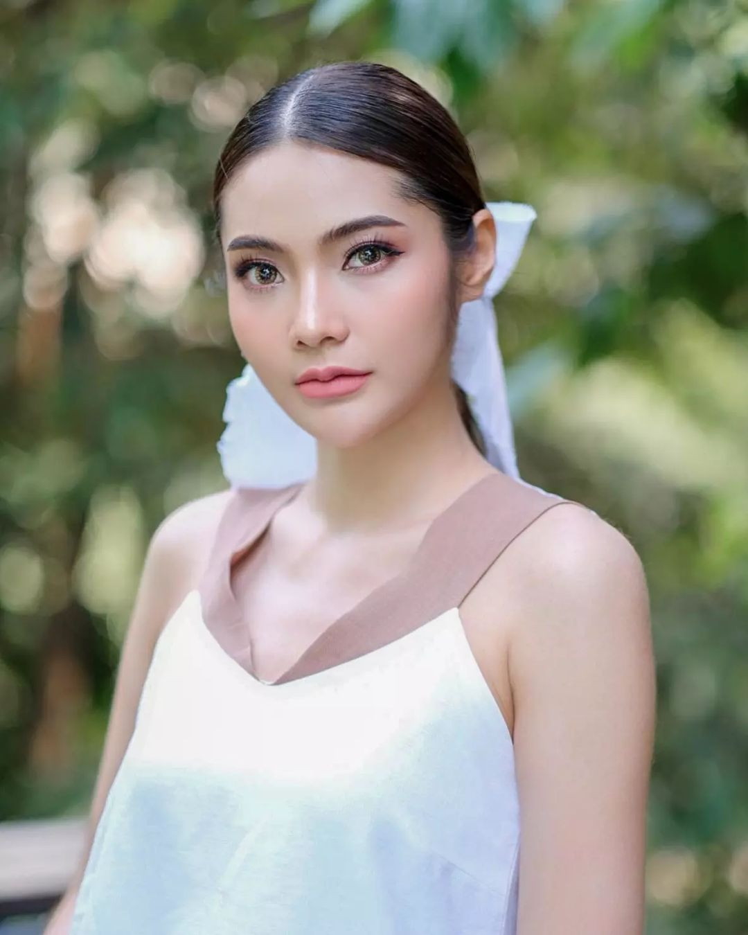 Nhiều khán giả nhận xét gương mặt Phetmany Philakhong có nhiều nét giống Engfa Wahara - Á hậu 1 Hoa hậu Hòa bình Quốc tế 2022. Tuy vậy, Engfa được cho là sở hữu nhiều nét nổi bật, ấn tượng hơn người đẹp Lào.