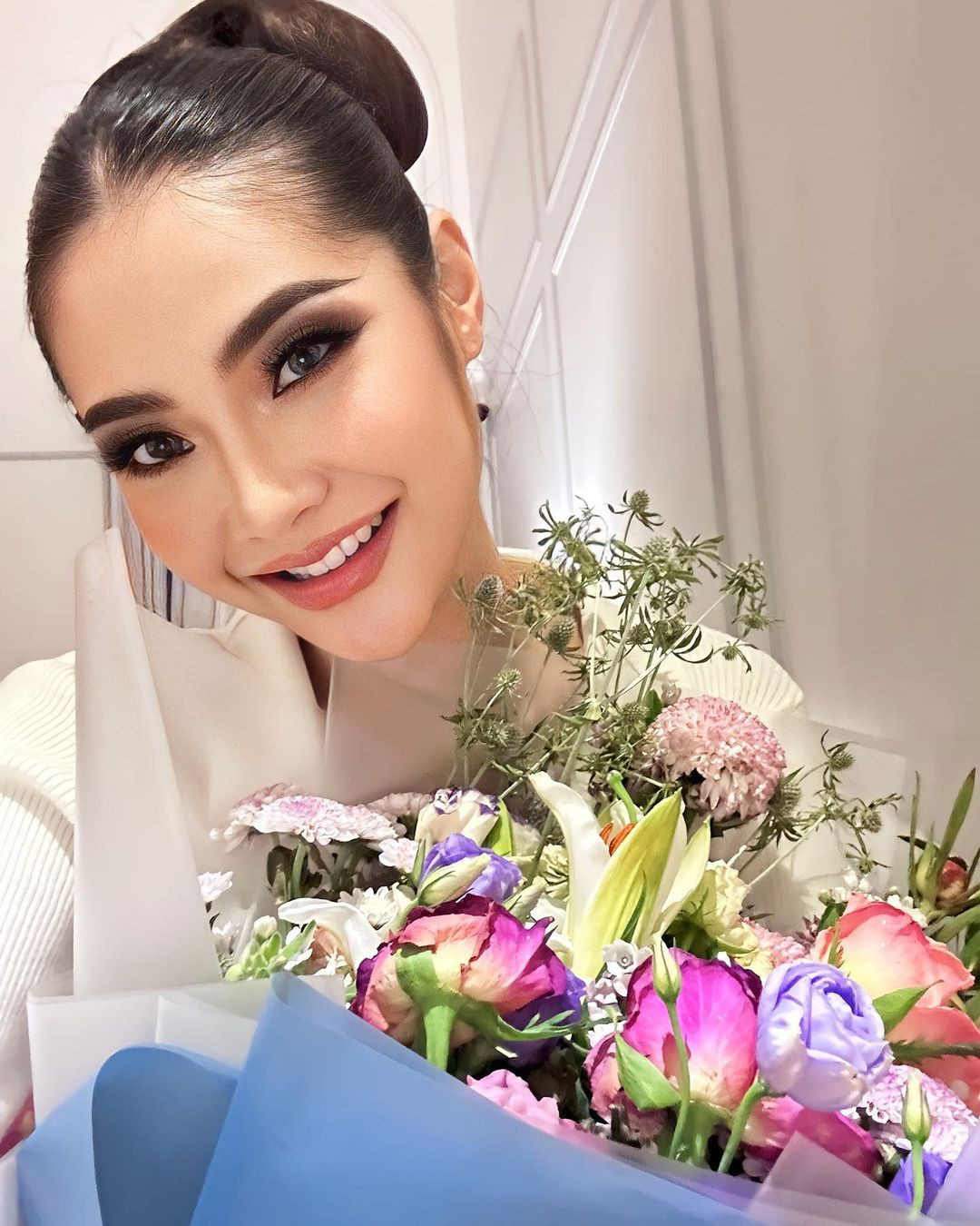 Phetmany Philakhong đến từ Viêng Chăn, 27 tuổi. Cô tốt nghiệp Học viện Kinh tế và Tài chính, công việc hiện tại là nhân viên ngân hàng.