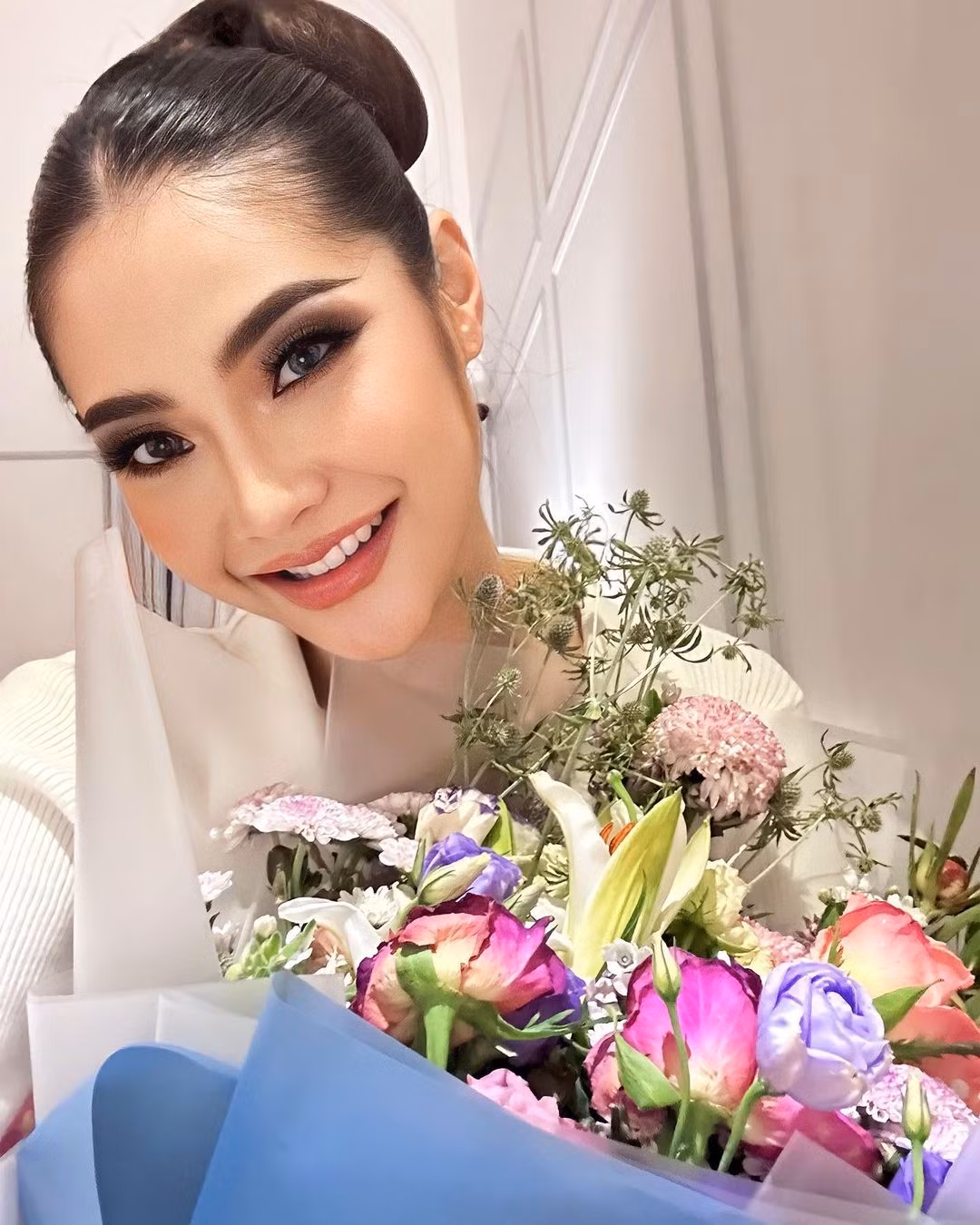 Phetmany Philakhong đến từ Viêng Chăn, 27 tuổi. Cô tốt nghiệp Học viện Kinh tế và Tài chính, công việc hiện tại là nhân viên ngân hàng.