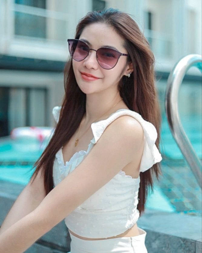 Phetmany Philakhong không phải là gương mặt xa lạ, cô từng tham dự cuộc thi Hoa hậu Lào 2015 và đoạt danh hiệu Á hậu 4.