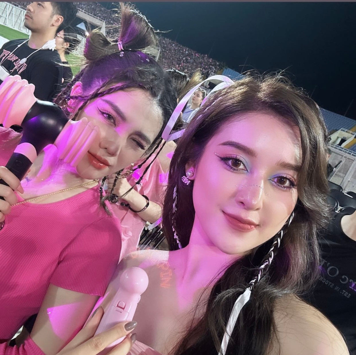 Á hậu Huyền My cùng bạn bè tới tham dự đêm diễn thứ 2 của Born Pink in Hanoi tại sân Mỹ Đình. Người đẹp mặc váy hồng, trang điểm và làm tóc cầu kỳ.