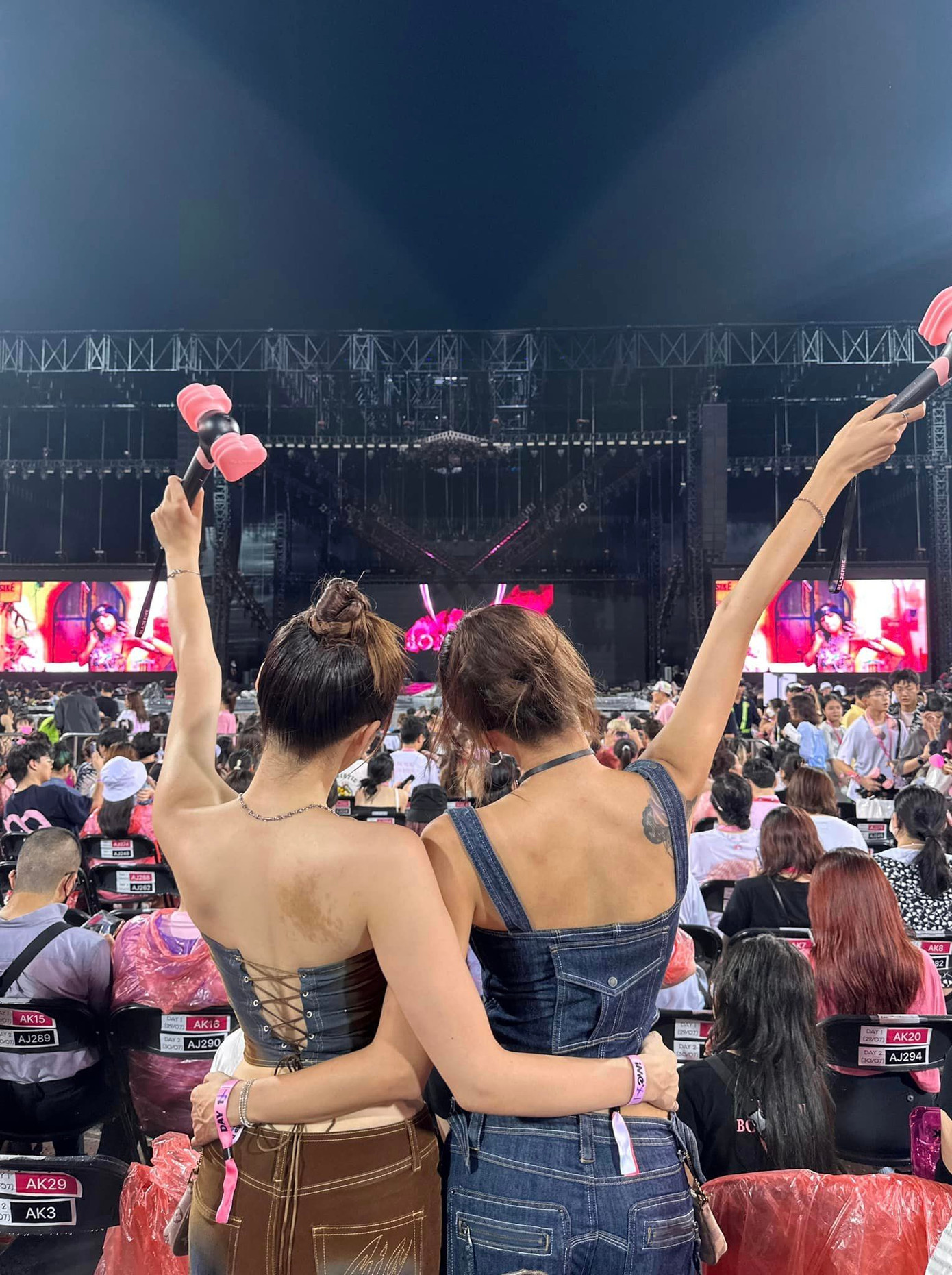 Hoa hậu Kỳ Duyên, người mẫu Minh Triệu phấn khích với show diễn.