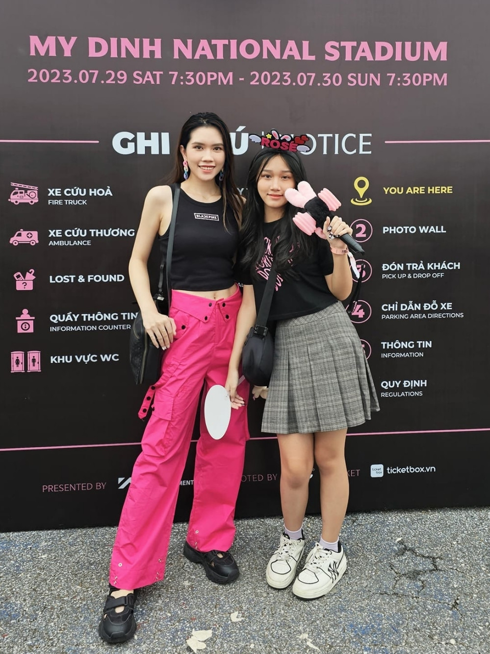 Diễn viên Minh Tiệp tháp tùng vợ và con gái tới show diễn. Trước khi xuất phát, anh còn được con gái trang điểm kỹ càng.