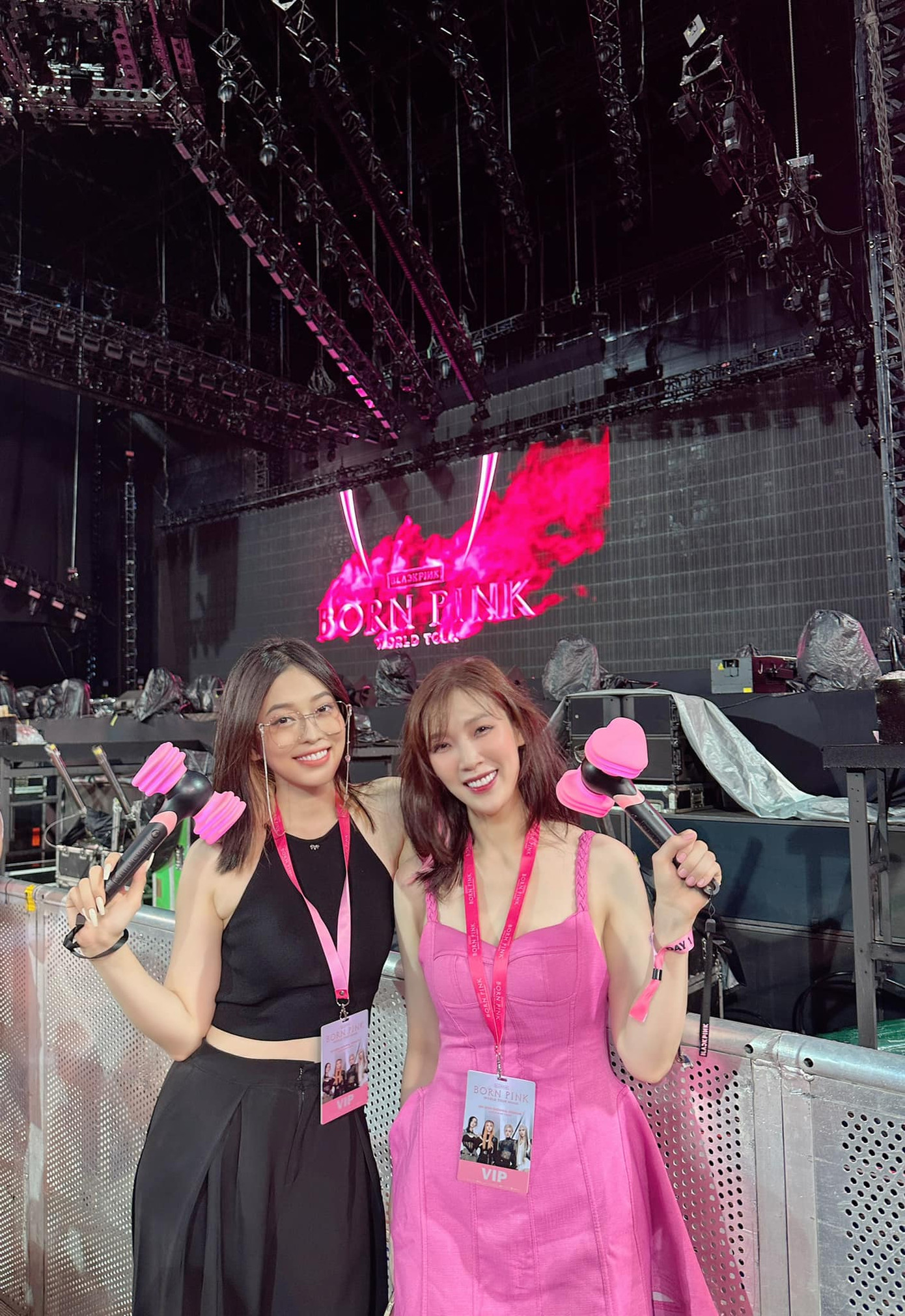 Hoa hậu Phí Linh và Á hậu Phương Nga diện trang phục đen - hồng đi xem show.