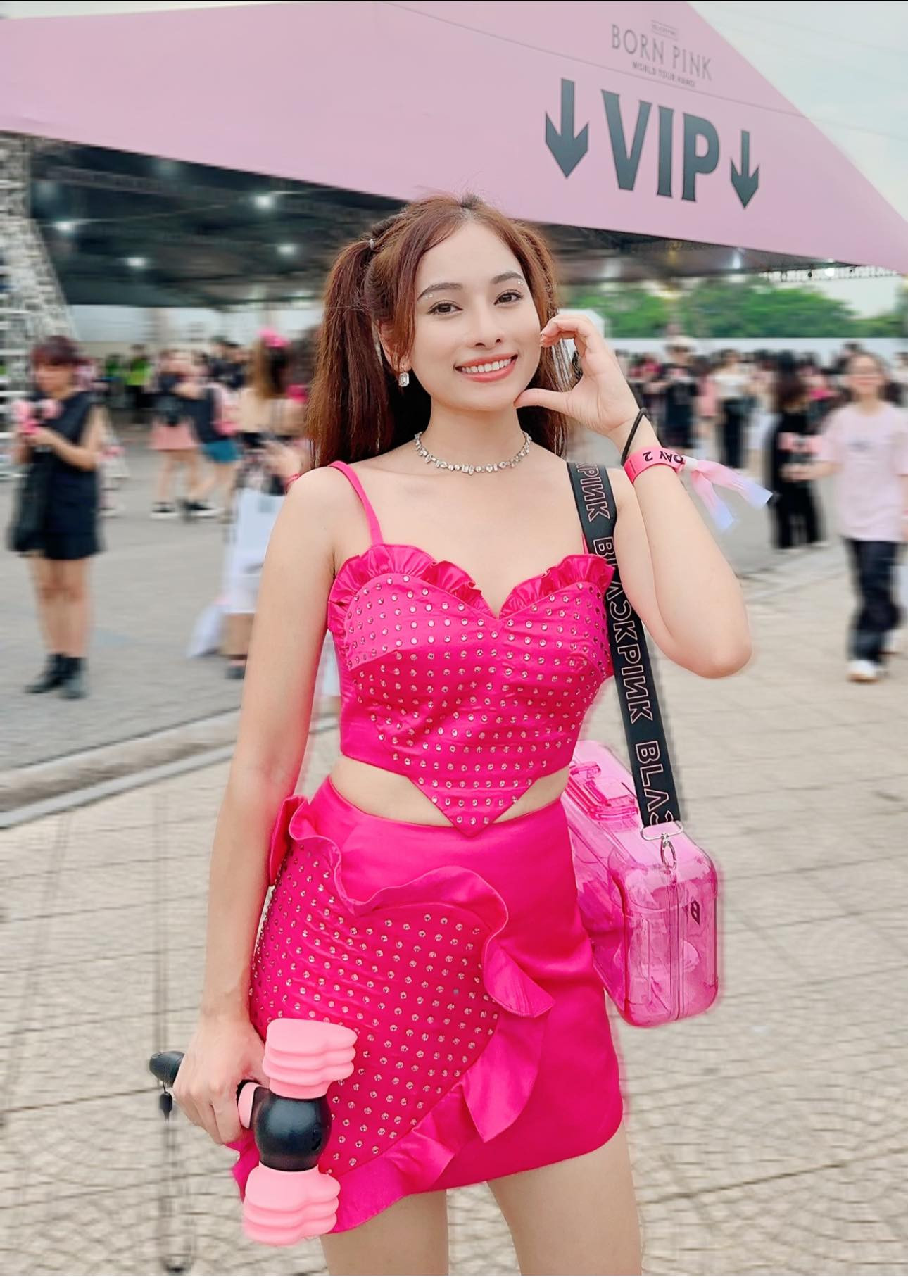 Nhạc sĩ Dương Khắc Linh trẻ trung khi tháp tùng vợ Sara Lưu tới thưởng thức đêm diễn thứ 2 của BlackPink.