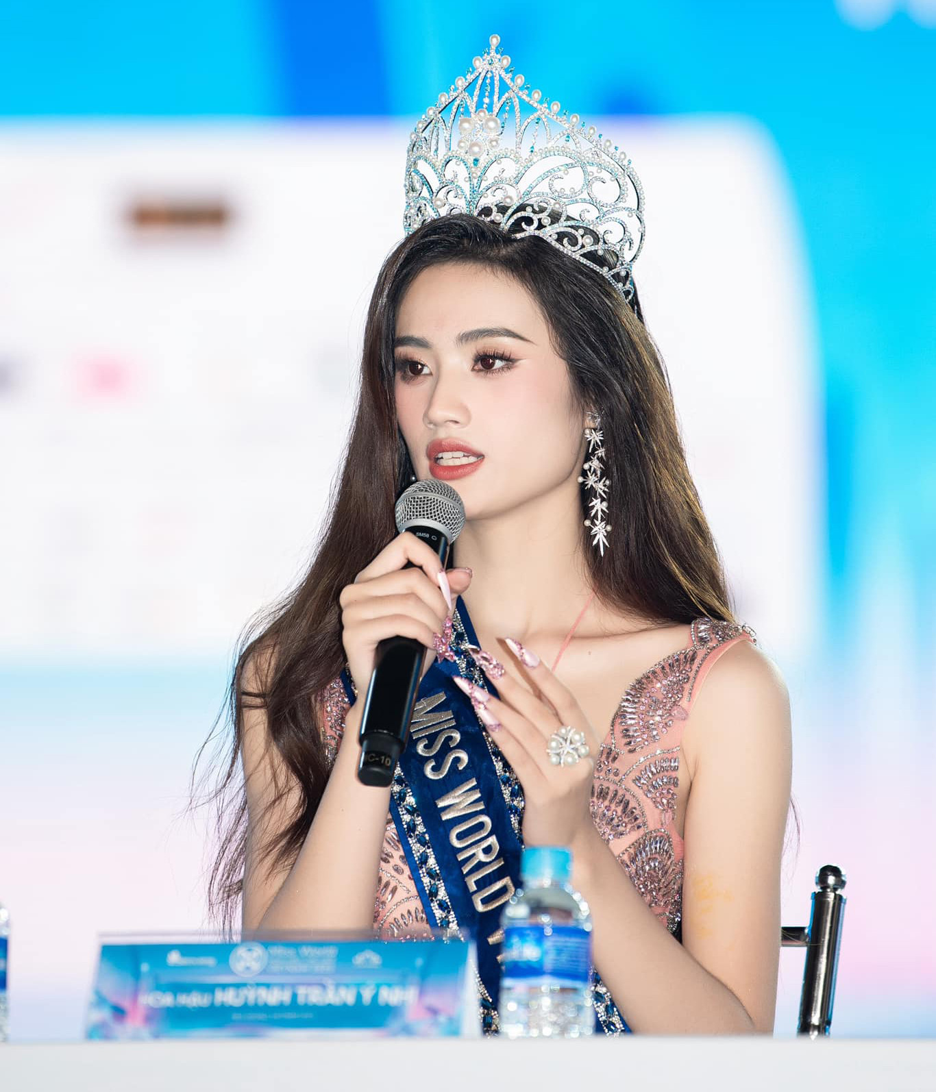 Hoa hậu Ý Nhi gửi lời xin lỗi sau loạt phát ngôn ồn ào. Hoa hậu Ý Nhi gửi lời xin lỗi sau loạt phát ngôn ồn ào.