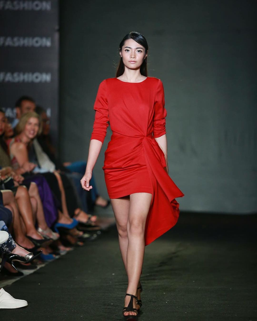 Phetmany Philakhong có kỹ năng trình diễn chuyên nghiệp vì làm người mẫu.