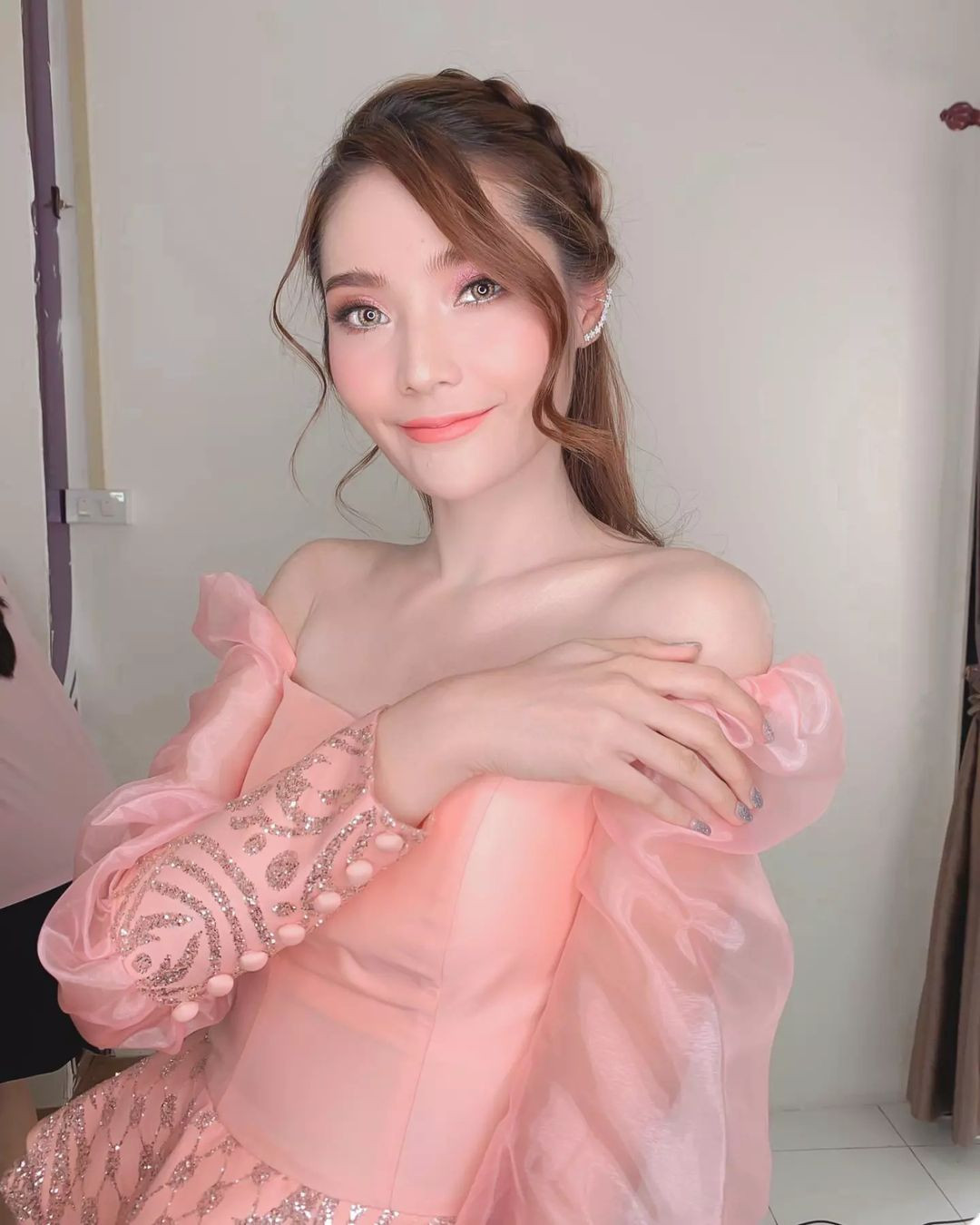 Sau 8 năm mới quay trở lại đường đua nhan sắc, Phetmany Philakhong được đánh giá cao về nhan sắc, kỹ năng.