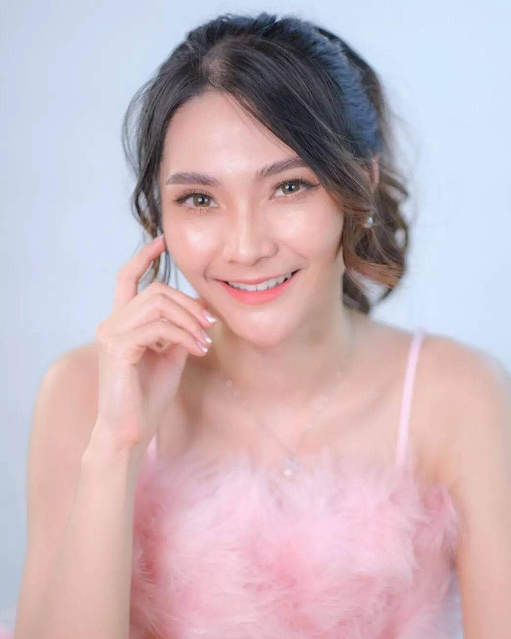 Ngoài công việc là nhân viên văn phòng, Phetmany Philakhong có sở thích ca hát và làm người mẫu. Ngoài tiếng mẹ đẻ, cô nói được tiếng Thái và tiếng Anh.