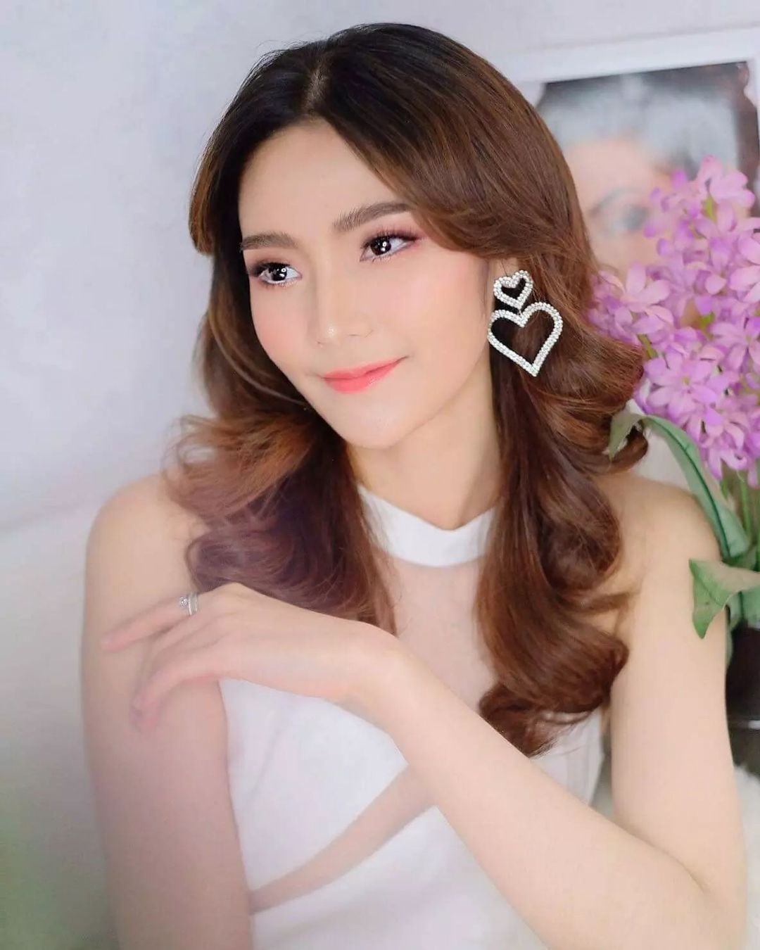 Ngoài công việc là nhân viên văn phòng, Phetmany Philakhong có sở thích ca hát và làm người mẫu. Ngoài tiếng mẹ đẻ, cô nói được tiếng Thái và tiếng Anh.