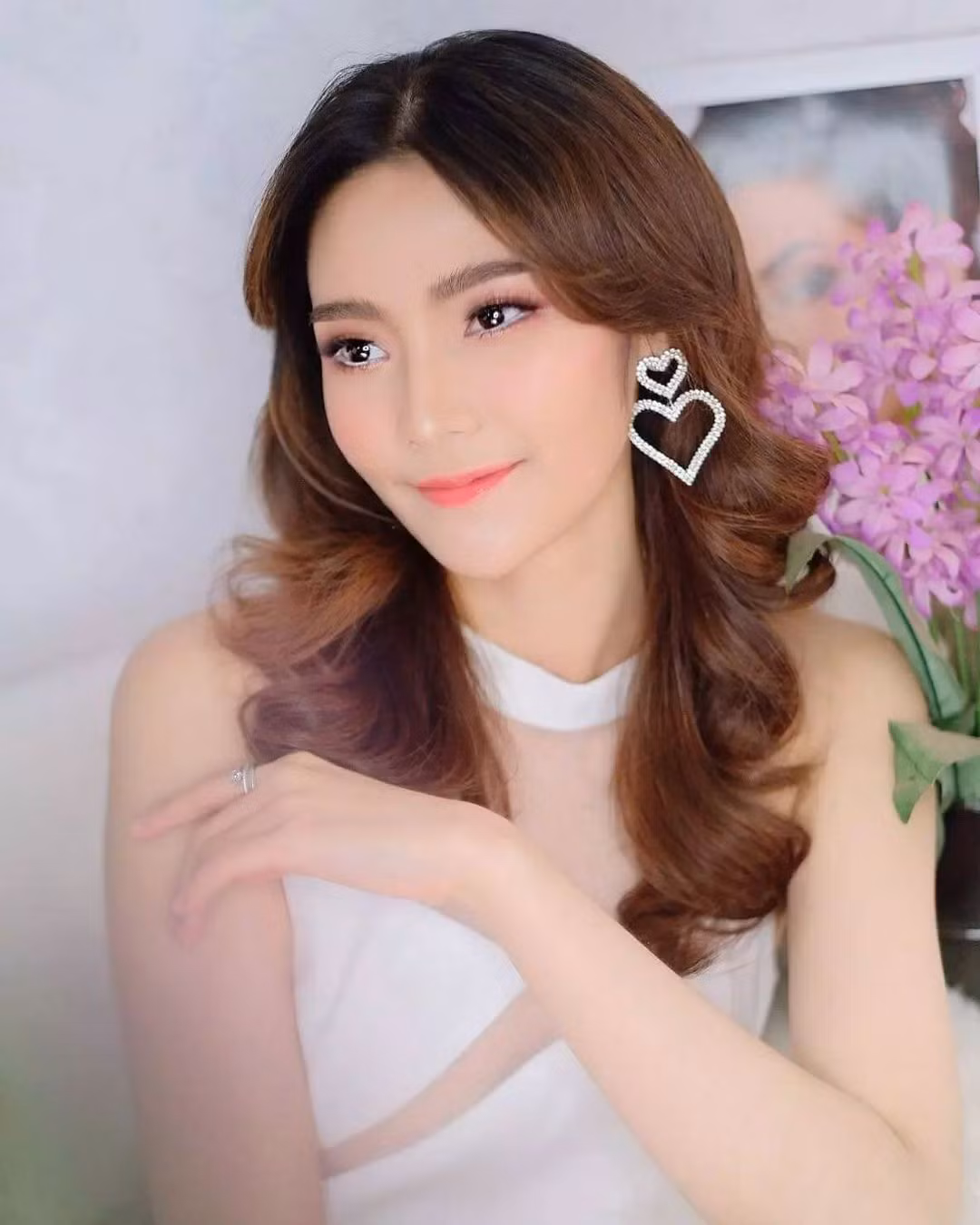 Ngoài công việc là nhân viên văn phòng, Phetmany Philakhong có sở thích ca hát và làm người mẫu. Ngoài tiếng mẹ đẻ, cô nói được tiếng Thái và tiếng Anh.
