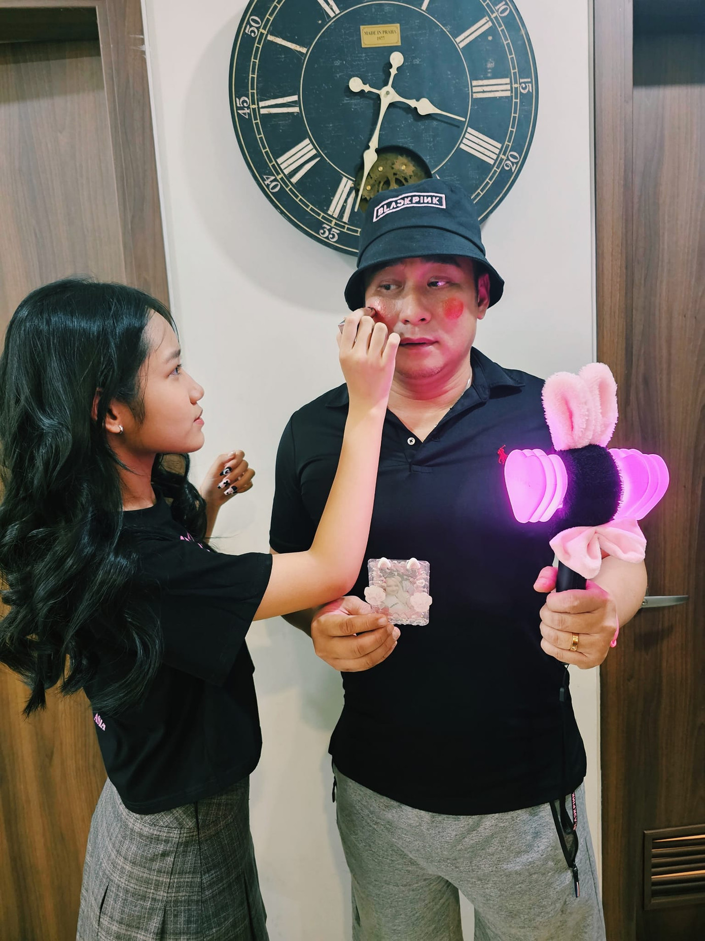 Diễn viên Minh Tiệp tháp tùng vợ và con gái tới show diễn. Trước khi xuất phát, anh còn được con gái trang điểm kỹ càng.