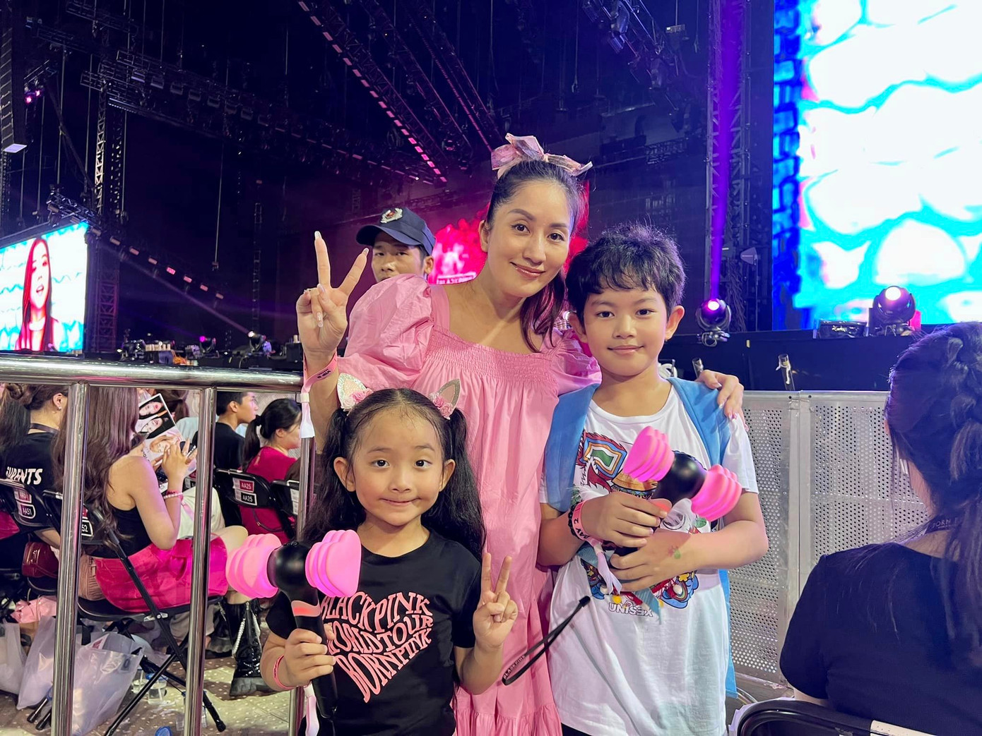 Kiện tướng dancesport Khánh Thi bầu 7 tháng vẫn dẫn 2 con Kubi và Anna đi xem concert 2 của BlackPink.