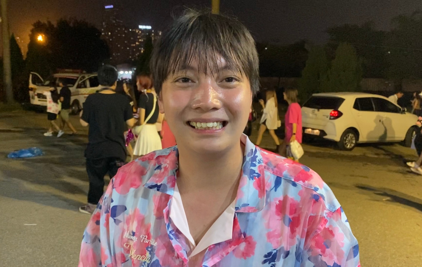 Bạn Đào Hiểu Vũ (trái) chia sẻ gặp khó khăn khi tìm đường vào chỗ ngồi. Bạn Xuân Giang (phải) tiếc nuối vì trời mưa đã phá hỏng lớp make-up và làm tóc.