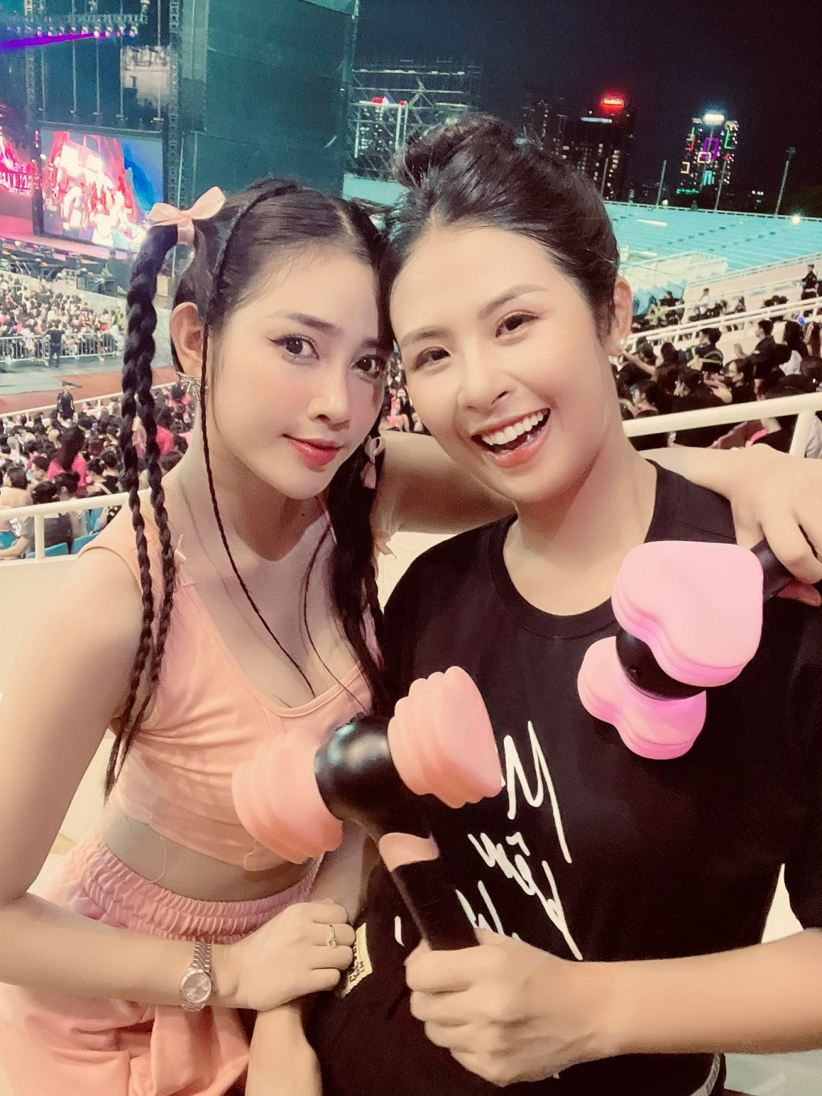 Hoa hậu Ngọc Hân tiếp tục đến với ngày thứ 2 của show diễn BlackPink. Trước đó ở đêm đầu tiên, Ngọc Hân dành hết lời khen ngợi cho 4 thành viên xinh đẹp.