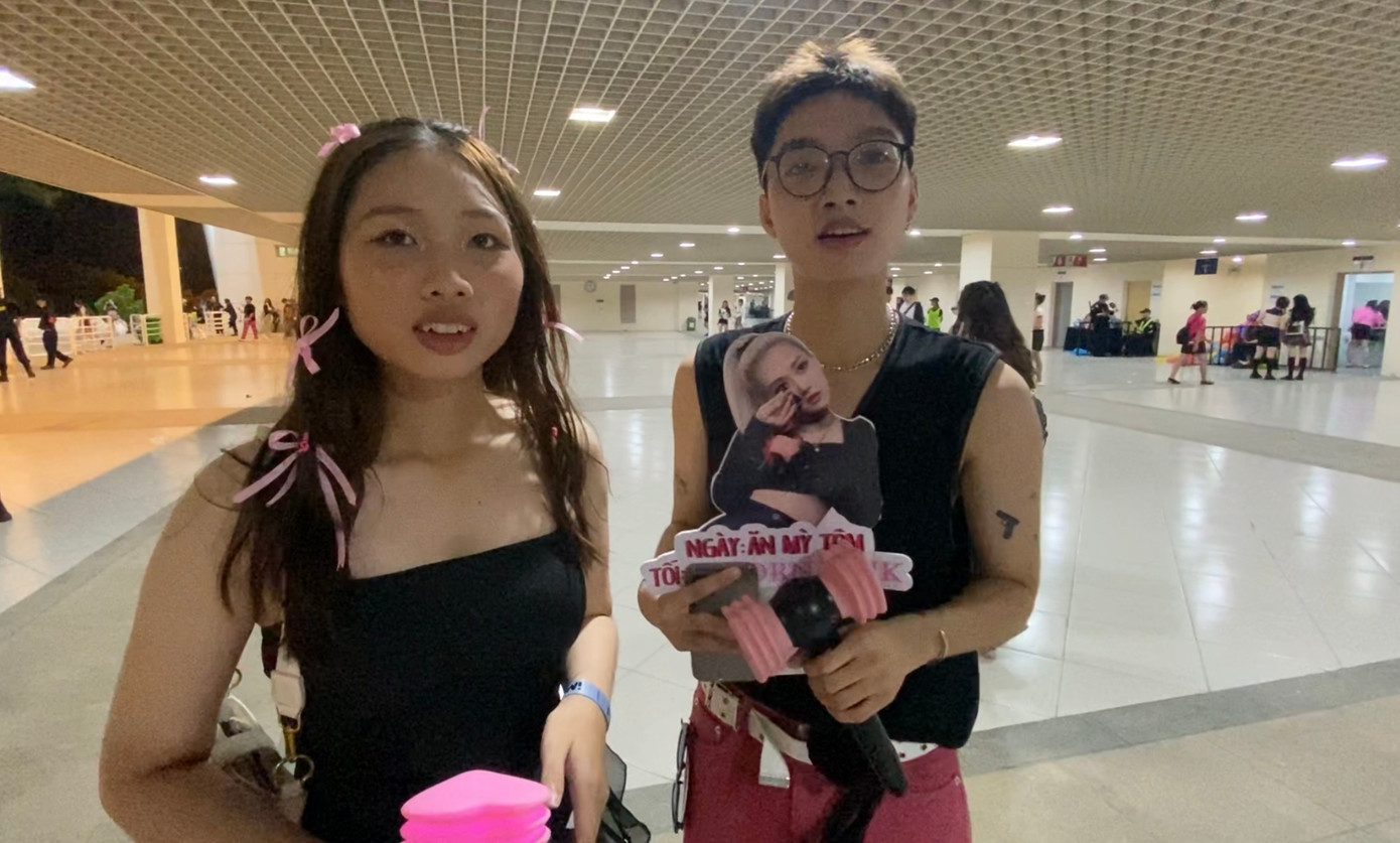 Bạn Đào Hiểu Vũ (trái) chia sẻ gặp khó khăn khi tìm đường vào chỗ ngồi. Bạn Xuân Giang (phải) tiếc nuối vì trời mưa đã phá hỏng lớp make-up và làm tóc.