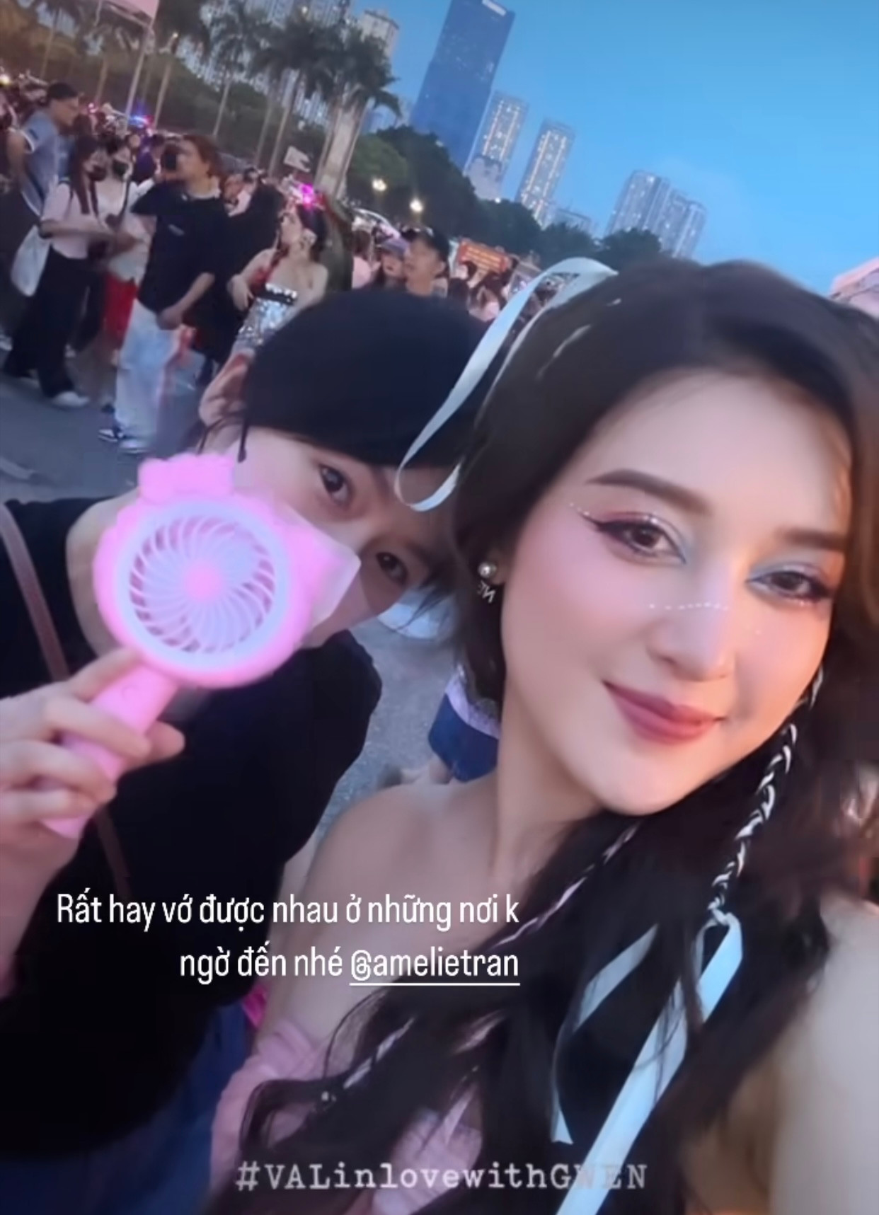 Á hậu Huyền My cùng bạn bè tới tham dự đêm diễn thứ 2 của Born Pink in Hanoi tại sân Mỹ Đình. Người đẹp mặc váy hồng, trang điểm và làm tóc cầu kỳ.