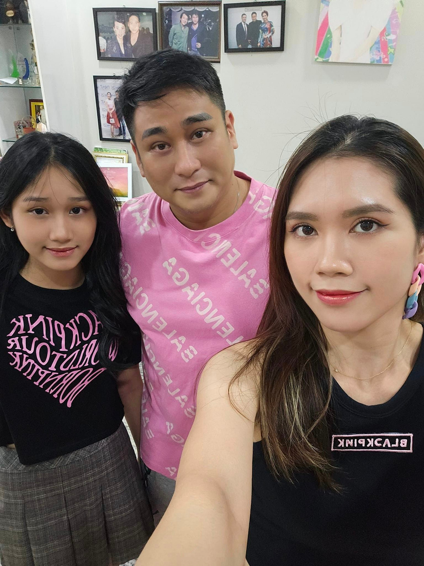 Diễn viên Minh Tiệp tháp tùng vợ và con gái tới show diễn. Trước khi xuất phát, anh còn được con gái trang điểm kỹ càng.