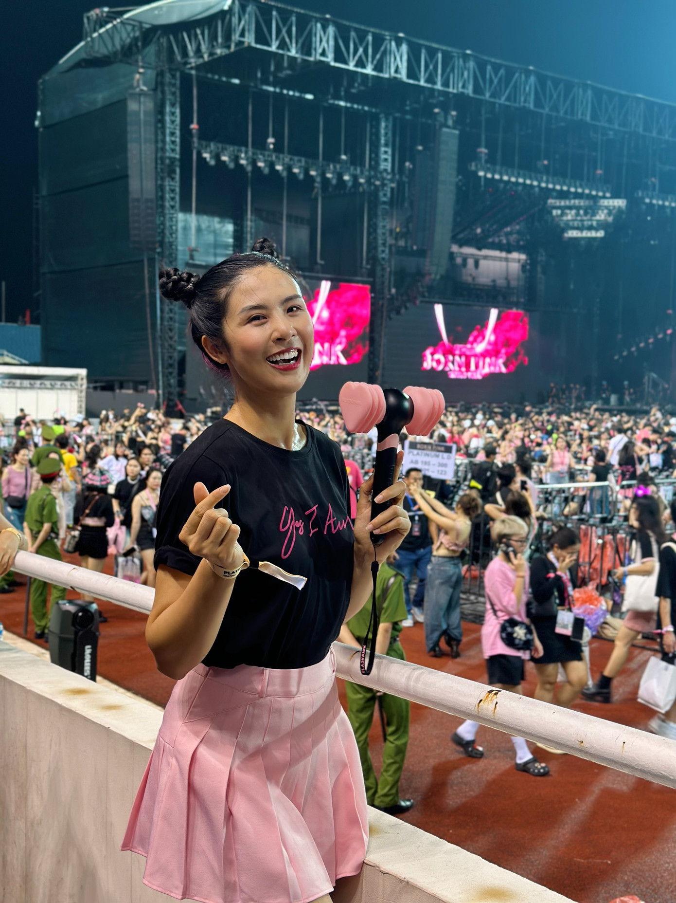 Hoa hậu Ngọc Hân và bạn bè tại đêm diễn đầu tiên của BlackPink ở Hà Nội.