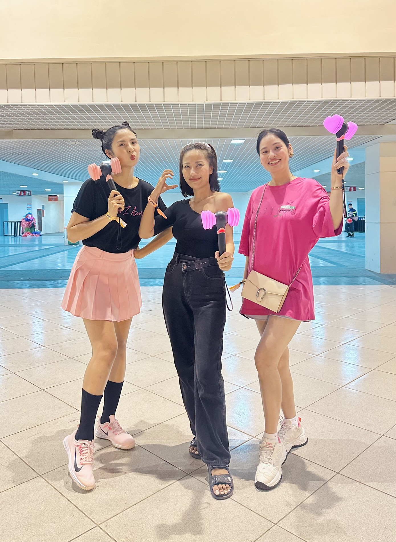 Hoa hậu Ngọc Hân và bạn bè tại đêm diễn đầu tiên của BlackPink ở Hà Nội.