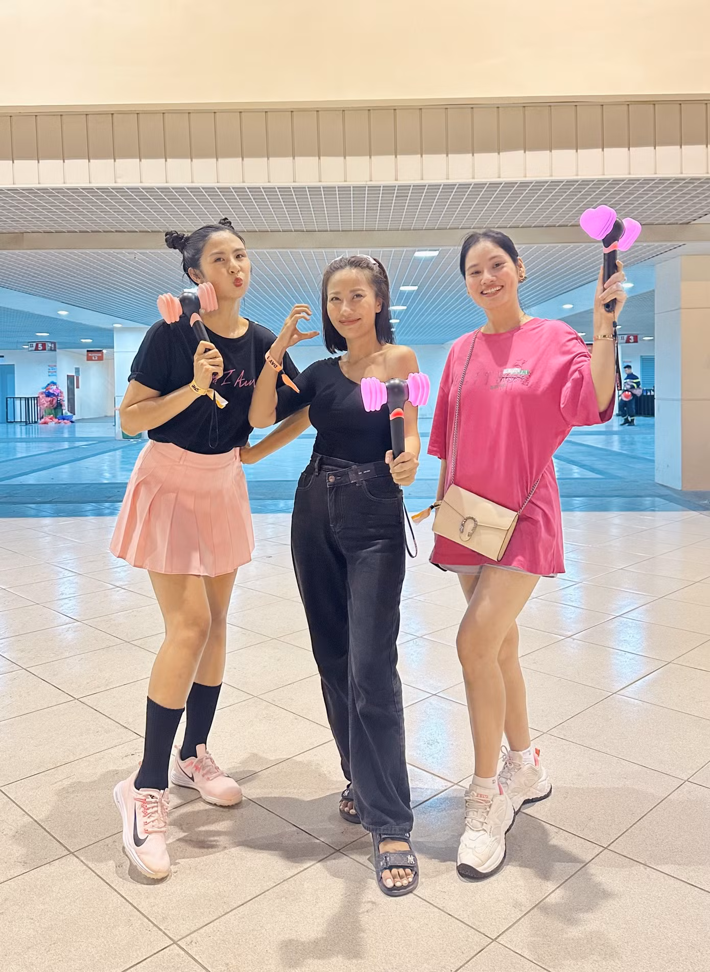 Hoa hậu Ngọc Hân và bạn bè tại đêm diễn đầu tiên của BlackPink ở Hà Nội.