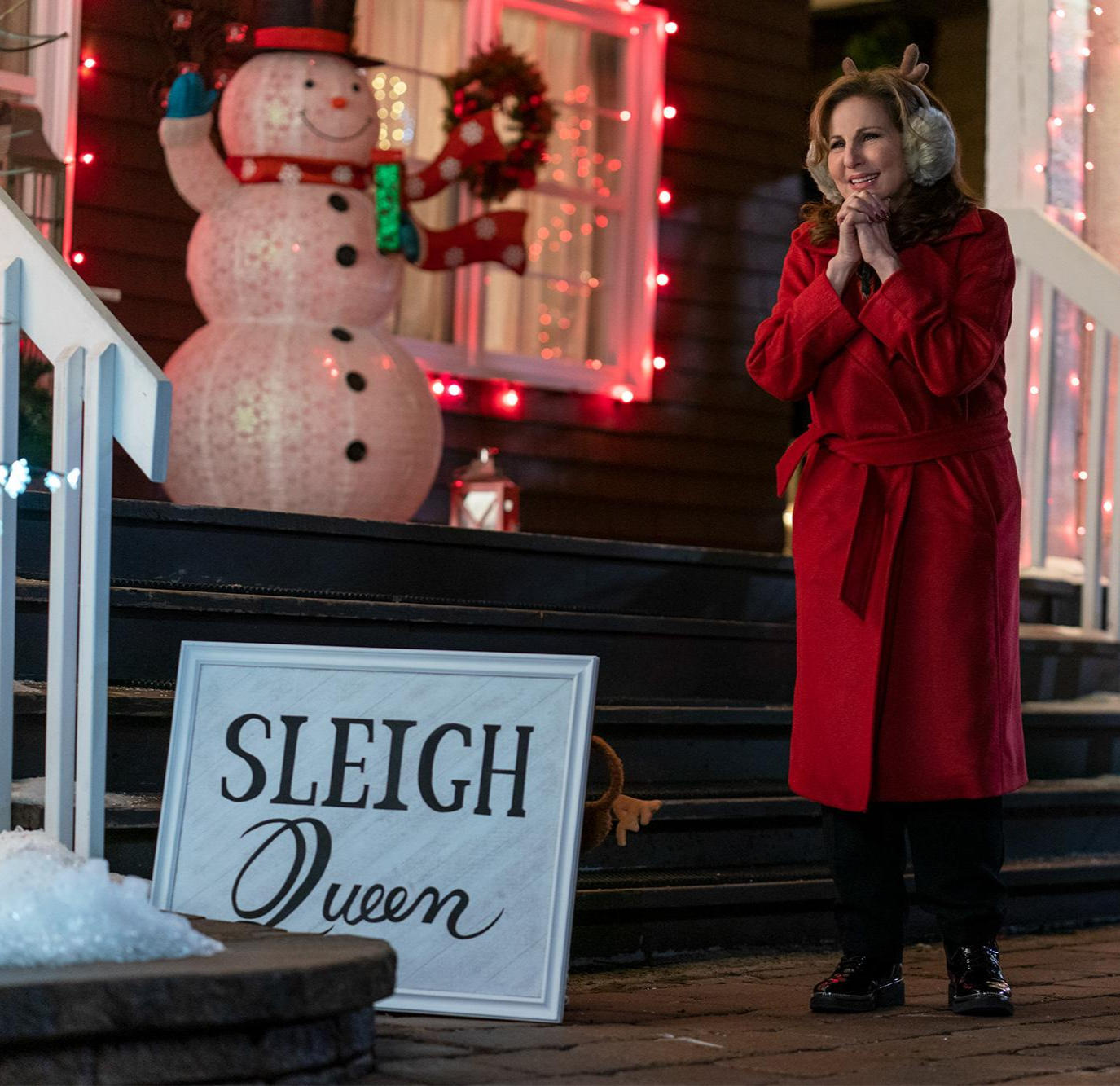 "Tớ cá là mẹ đã tìm bảng chào hài hước dành cho gay!", những chi tiết nhỏ xíu thôi nhưng cũng cho thấy sự quan tâm và tình yêu to lớn mà mẹ dành cho Peter. - Nguồn: Internet. "Tớ cá là mẹ đã tìm bảng chào hài hước dành cho gay!", những chi tiết nhỏ xíu thôi nhưng cũng cho thấy sự quan tâm và tình yêu to lớn mà mẹ dành cho Peter. - Nguồn: Internet.