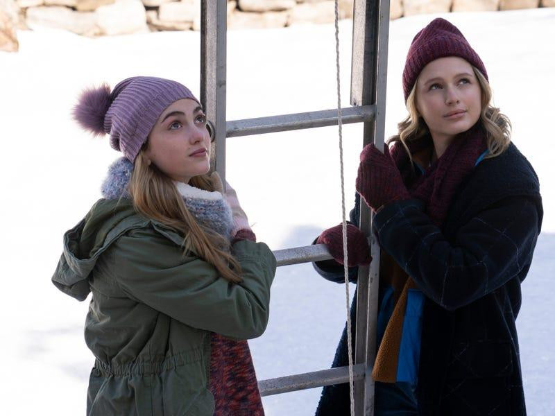 Trước khi thần Cupid trong "Single All The Way" đi "nghỉ lễ" chắc đã ủy quyền cho những cô bé nhỏ nhắn này. - Nguồn: Internet. Trước khi thần Cupid trong "Single All The Way" đi "nghỉ lễ" chắc đã ủy quyền cho những cô bé nhỏ nhắn này. - Nguồn: Internet.