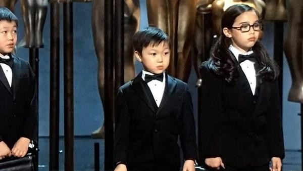 Ba đứa trẻ được chương trình sắp xếp trên sân khấu hôm đó. - Nguồn: Internet.