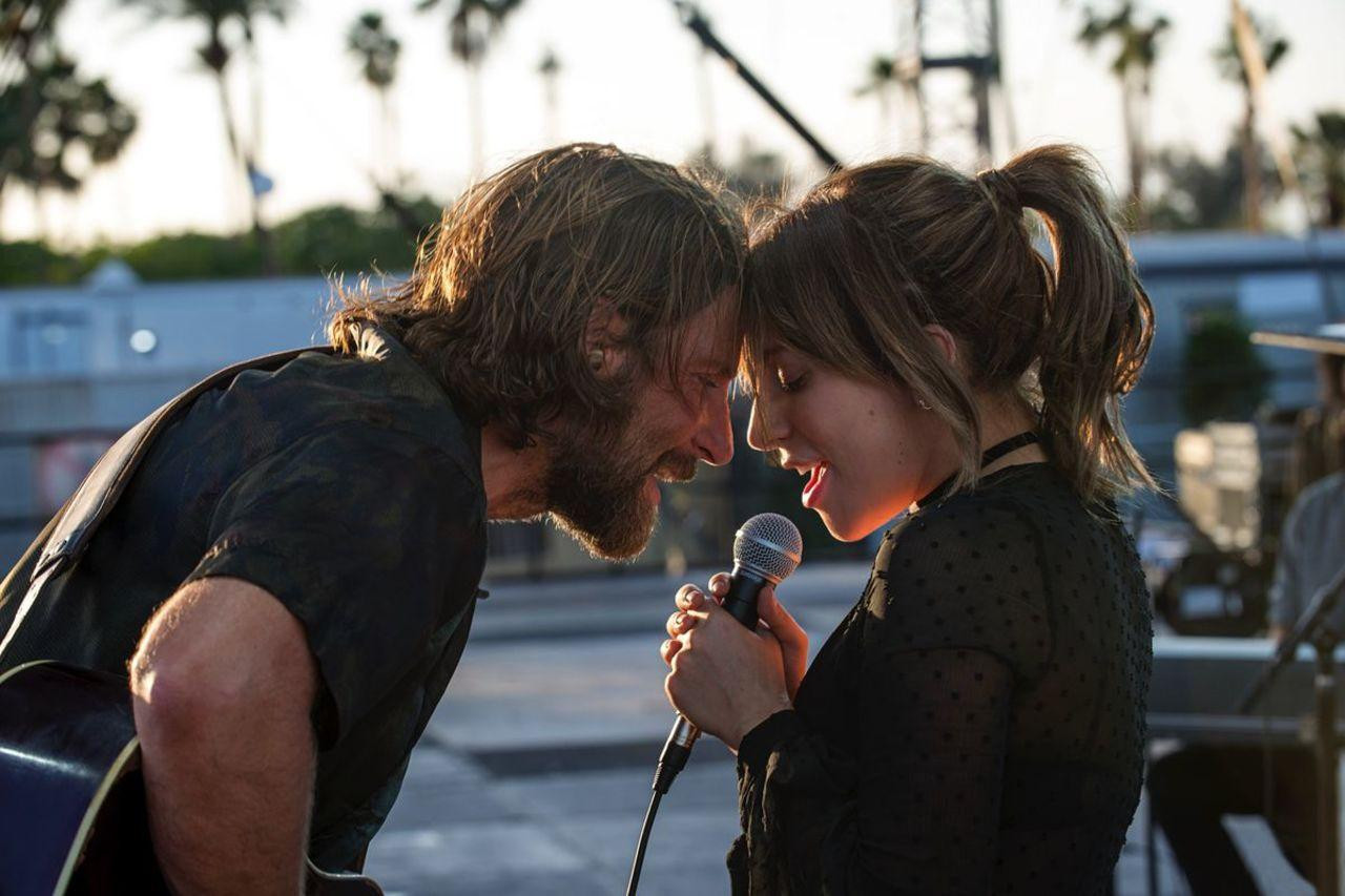 Chuyện tình của 2 nhân vật chính trong &quot;A Star Is Born&quot; do Bradley Cooper và Lady Gaga thủ vai cũng ngọt ngào như bản tình ca &quot;Shallow&quot; mà cả hai hòa giọng cùng nhau.